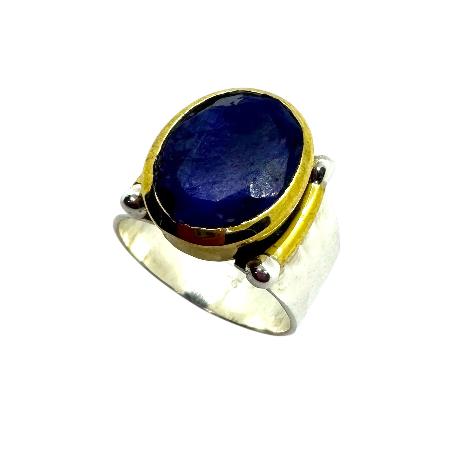 Anel em prata com safira azul oval e detalhes em latão dourado