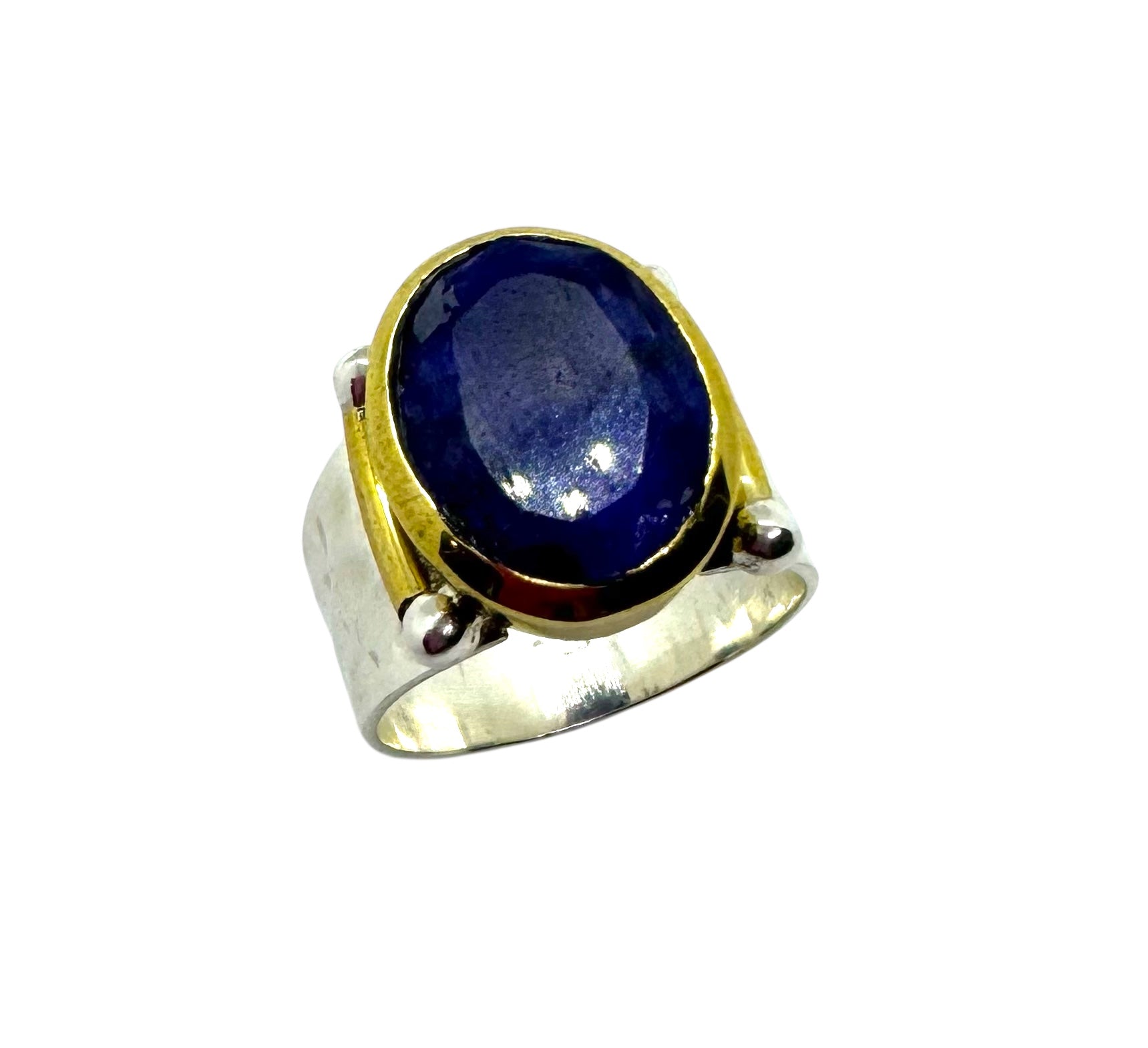 Anel em prata com safira azul oval e detalhes em latão dourado