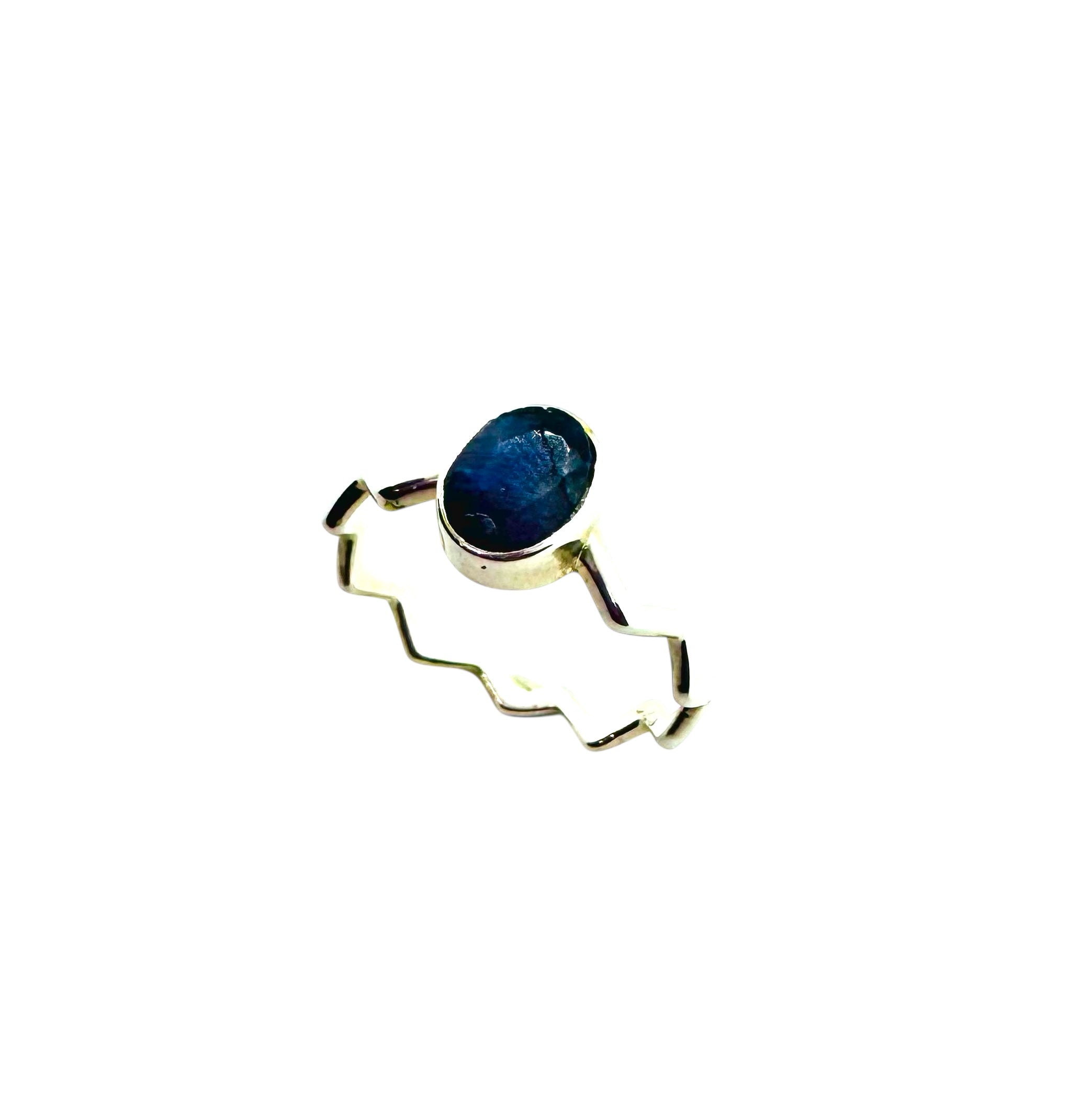 Anel em prata em ziguezague com safira cabochão oval