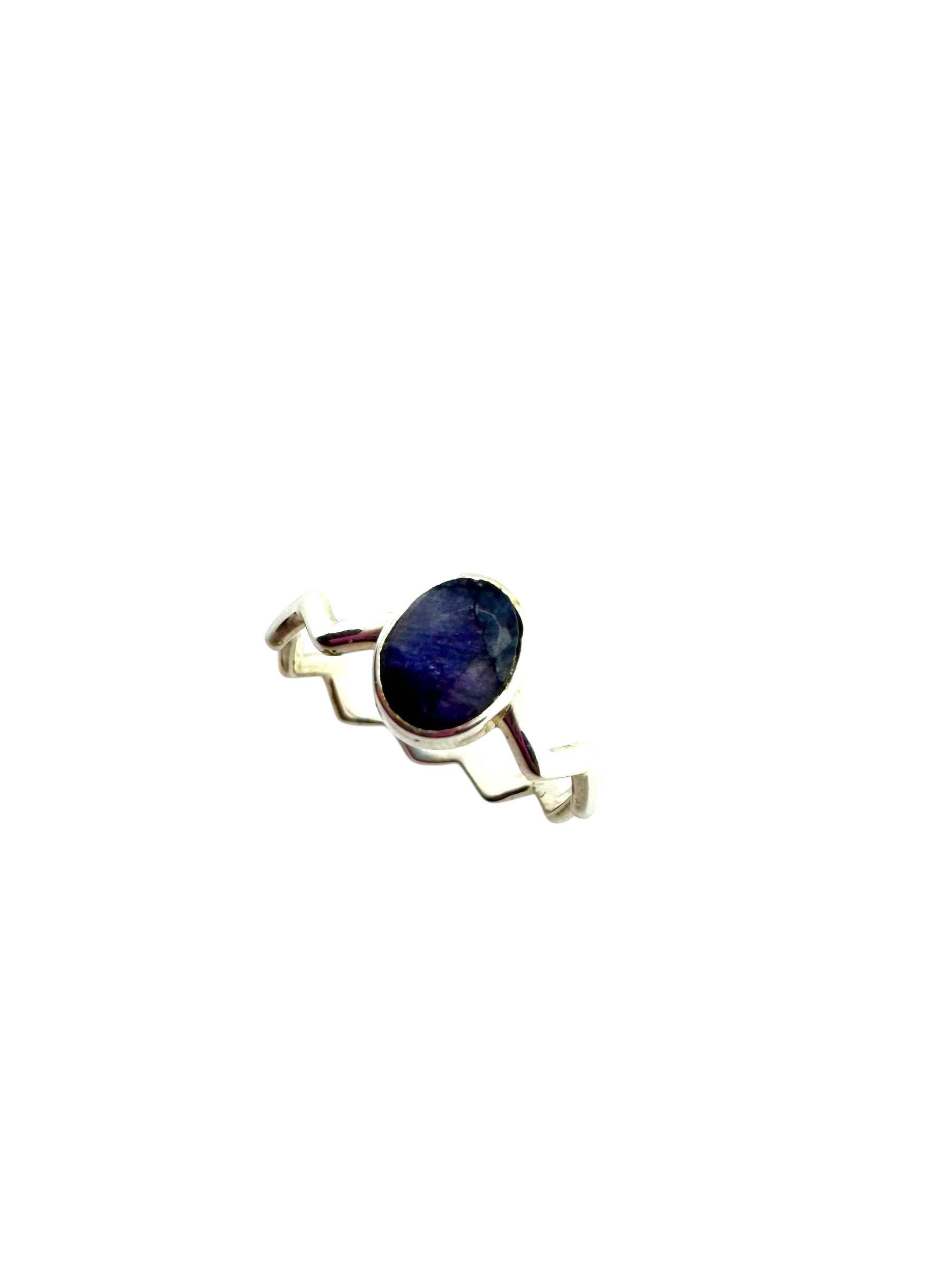 Anel em prata em ziguezague com safira cabochão oval