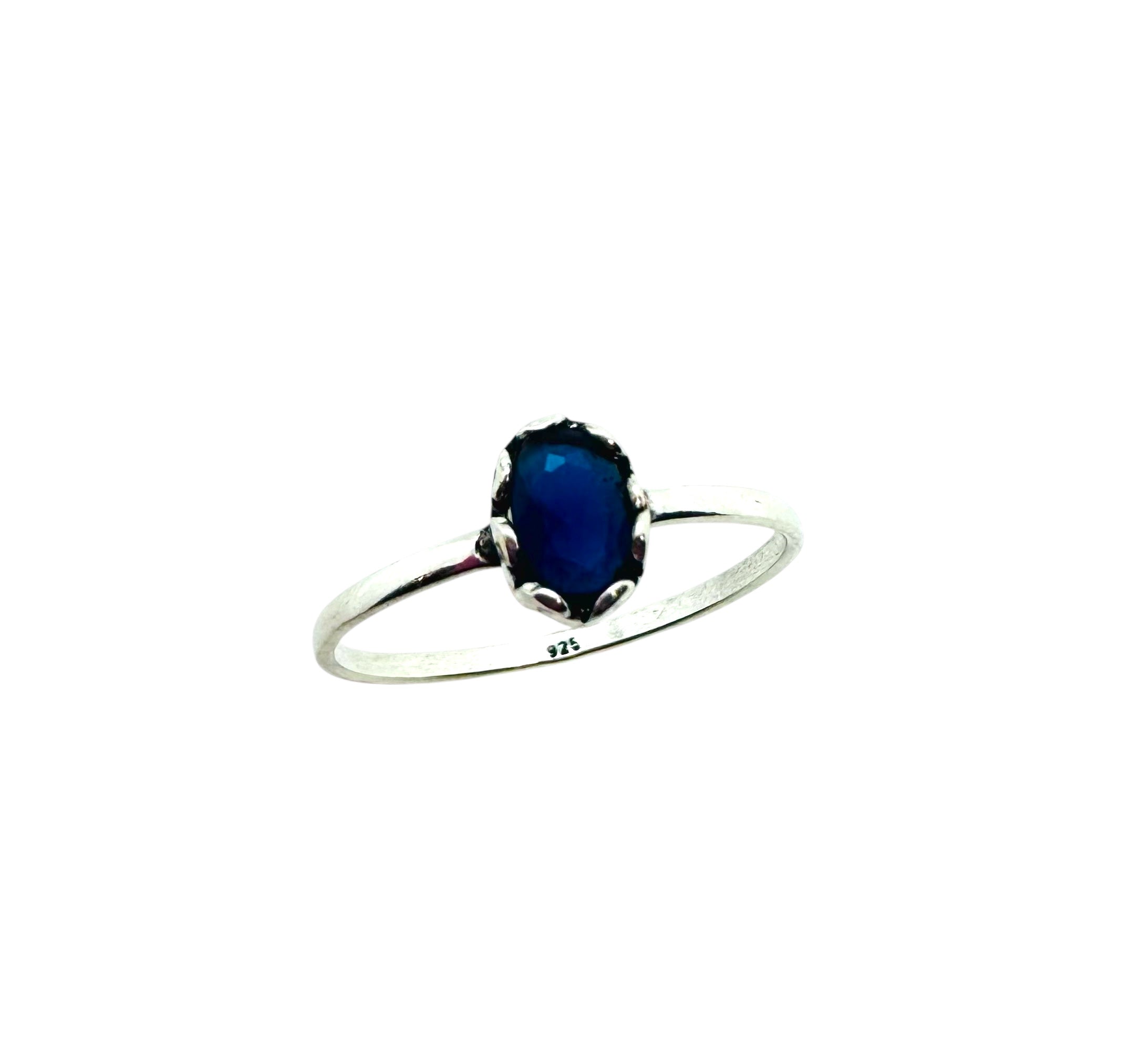 Anel solitário minimalista prateado com safira azul oval
