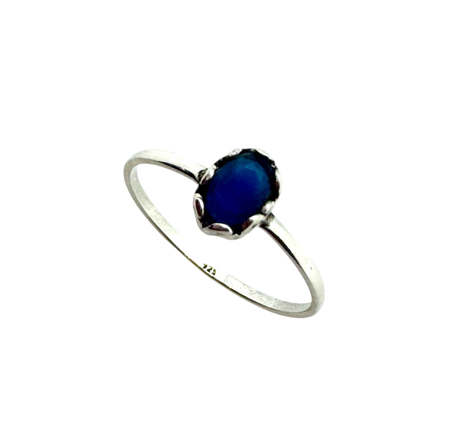 Anel solitário minimalista prateado com safira azul oval