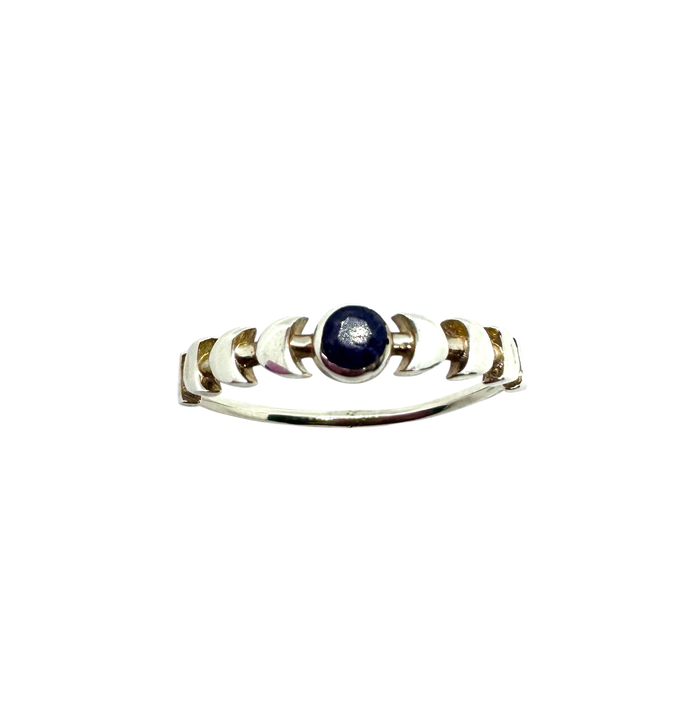Anel minimalista em prata com safira cabochão redonda e fases da lua