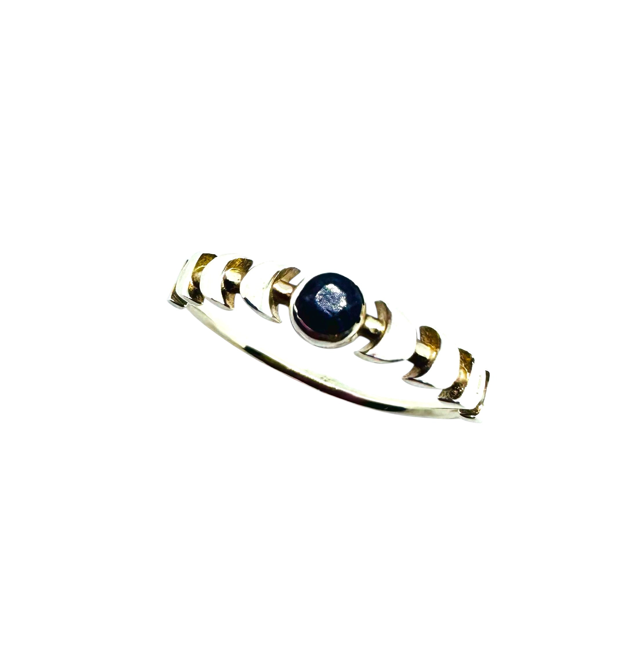 Anel minimalista em prata com safira cabochão redonda e fases da lua