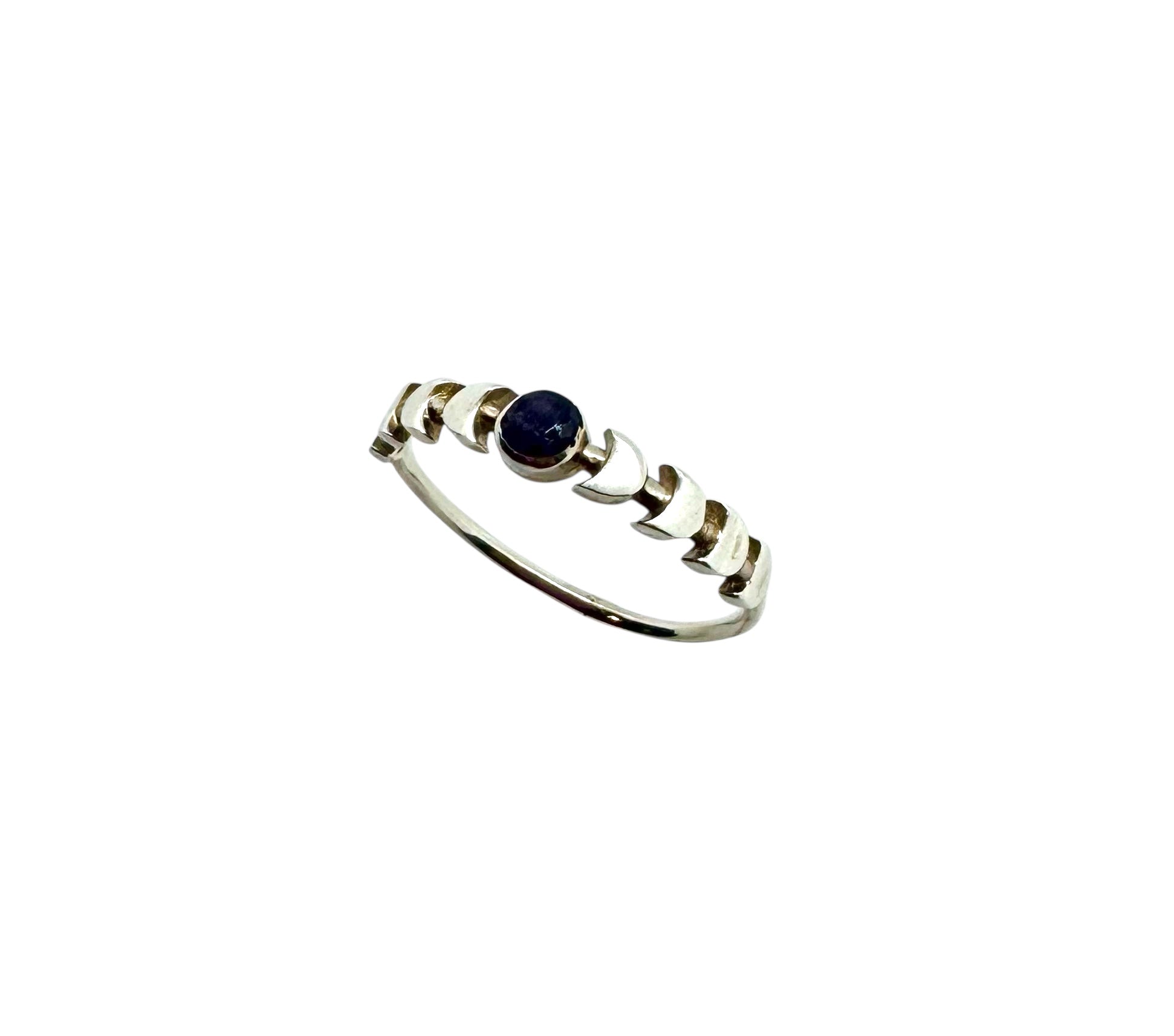 Anel minimalista em prata com safira cabochão redonda e fases da lua