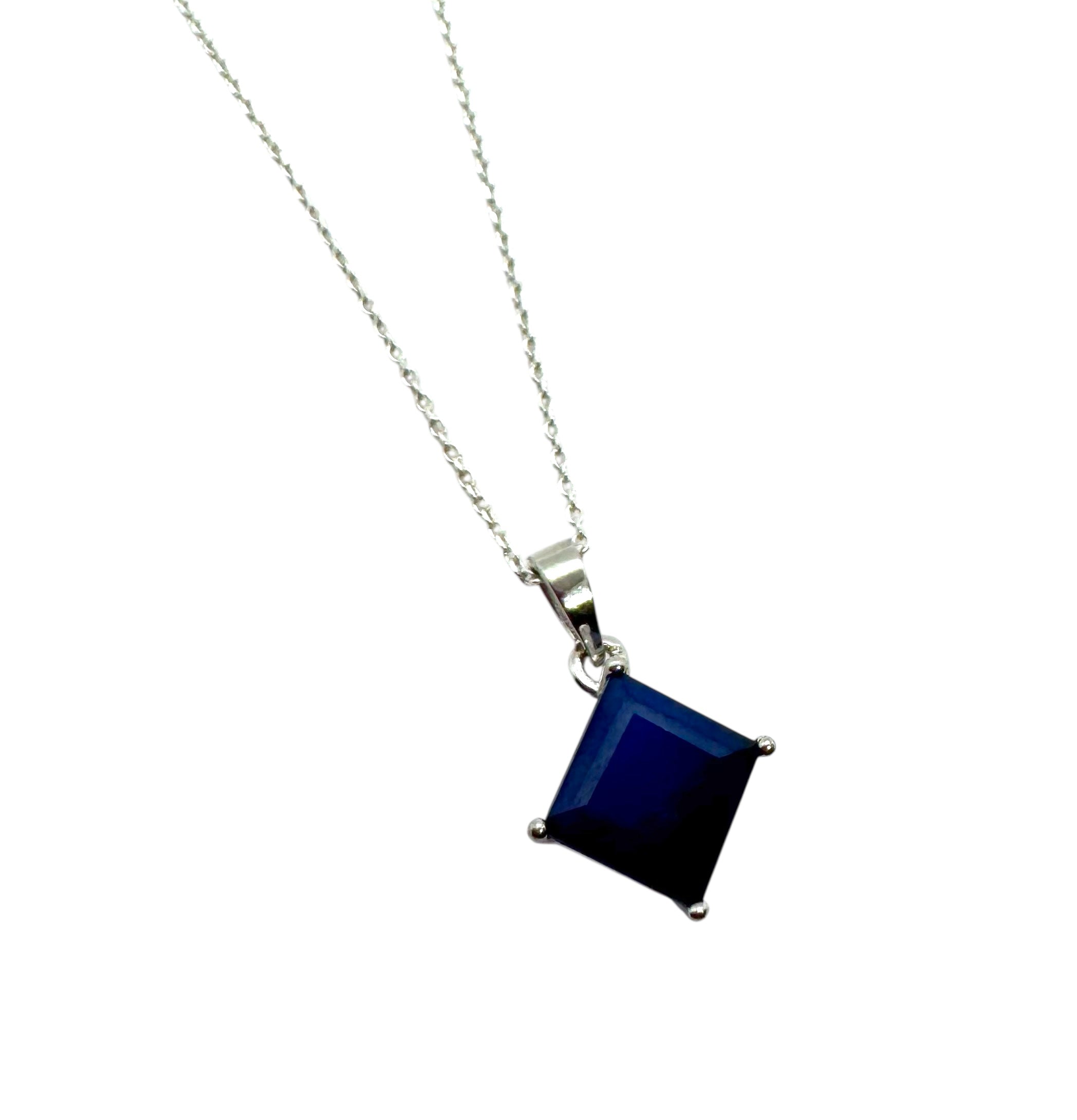 Colar em Prata com Safira Azul Facetada Quadrada