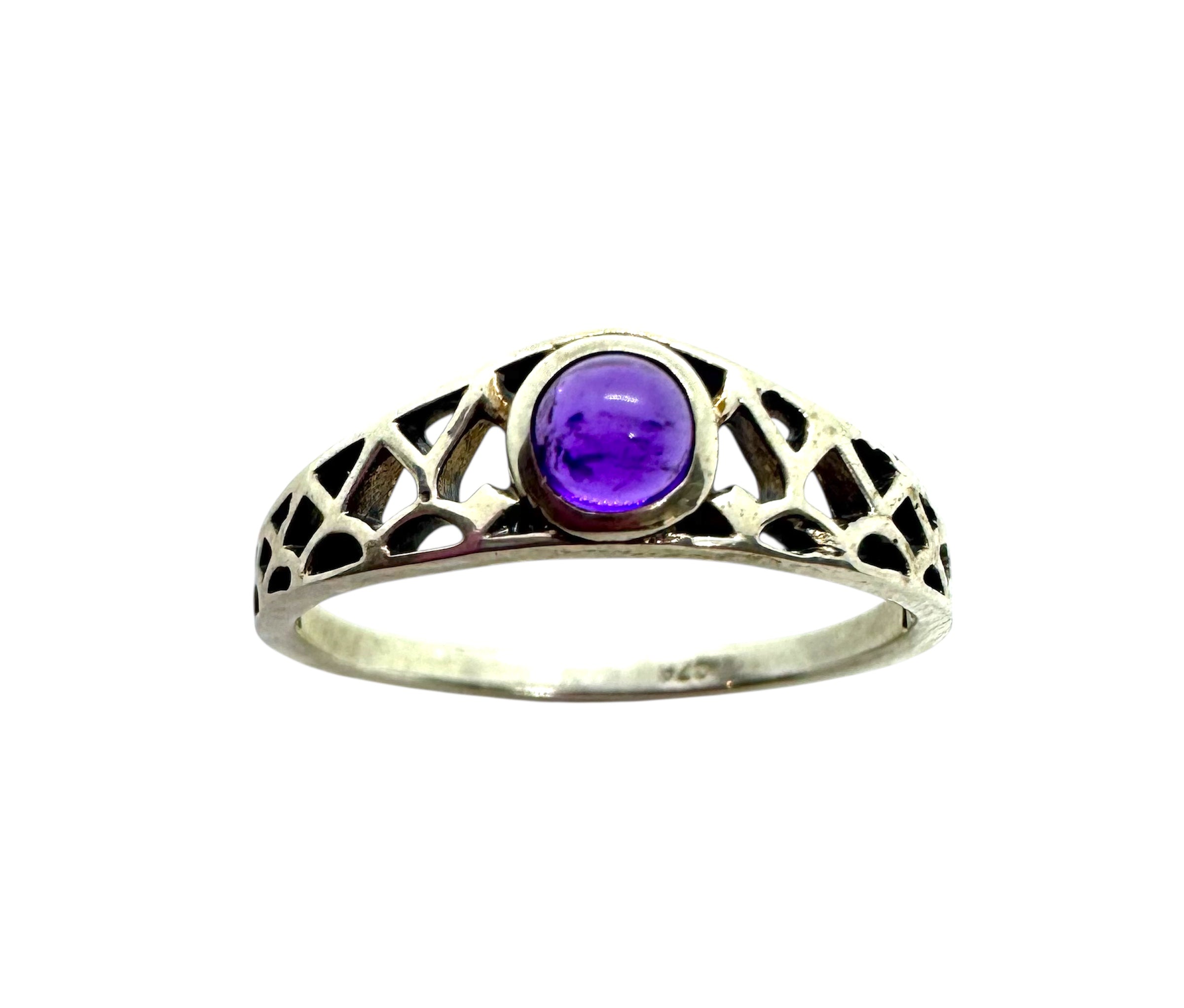 Anel com Ametista Cabochão