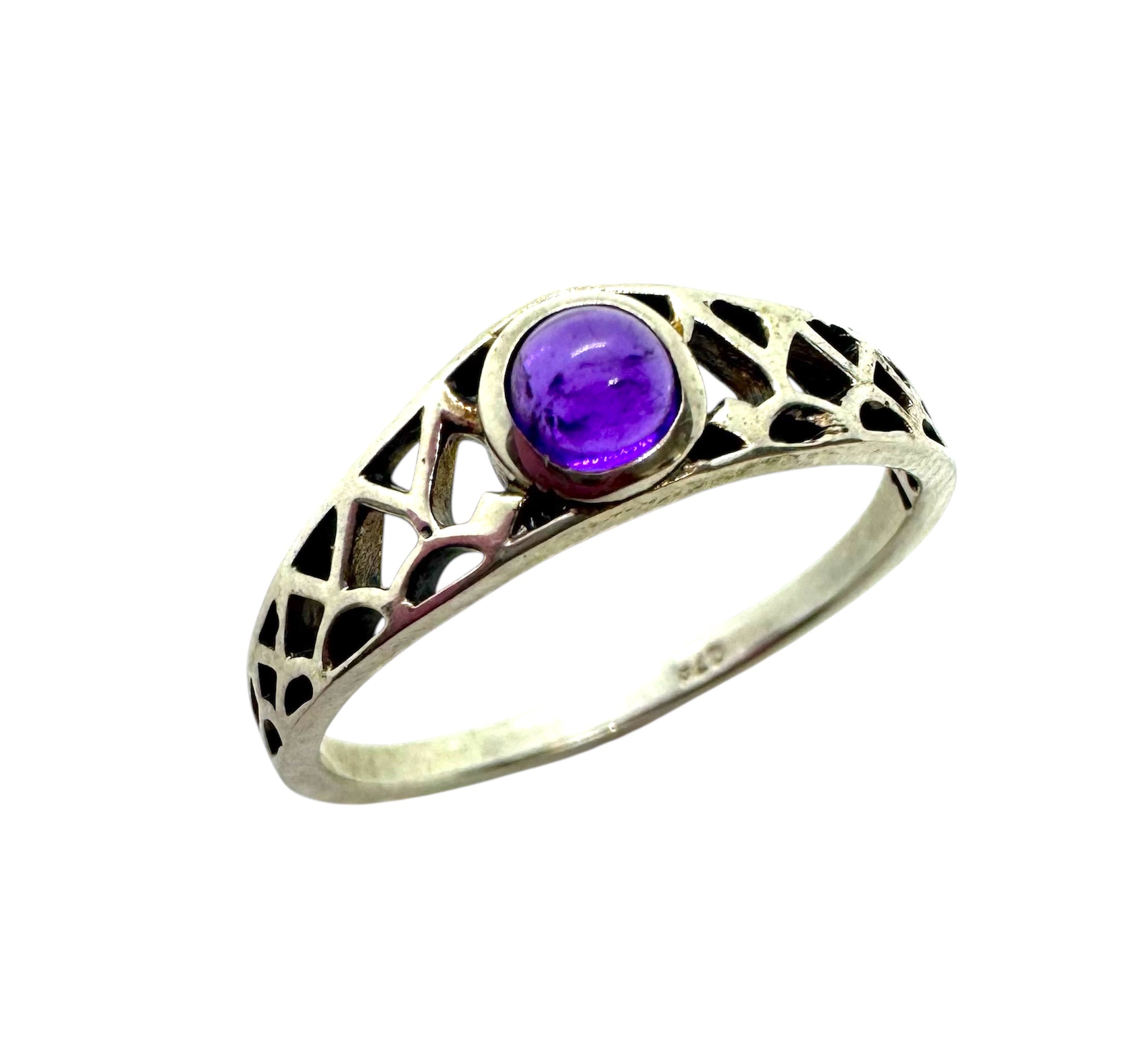 Anel com Ametista Cabochão