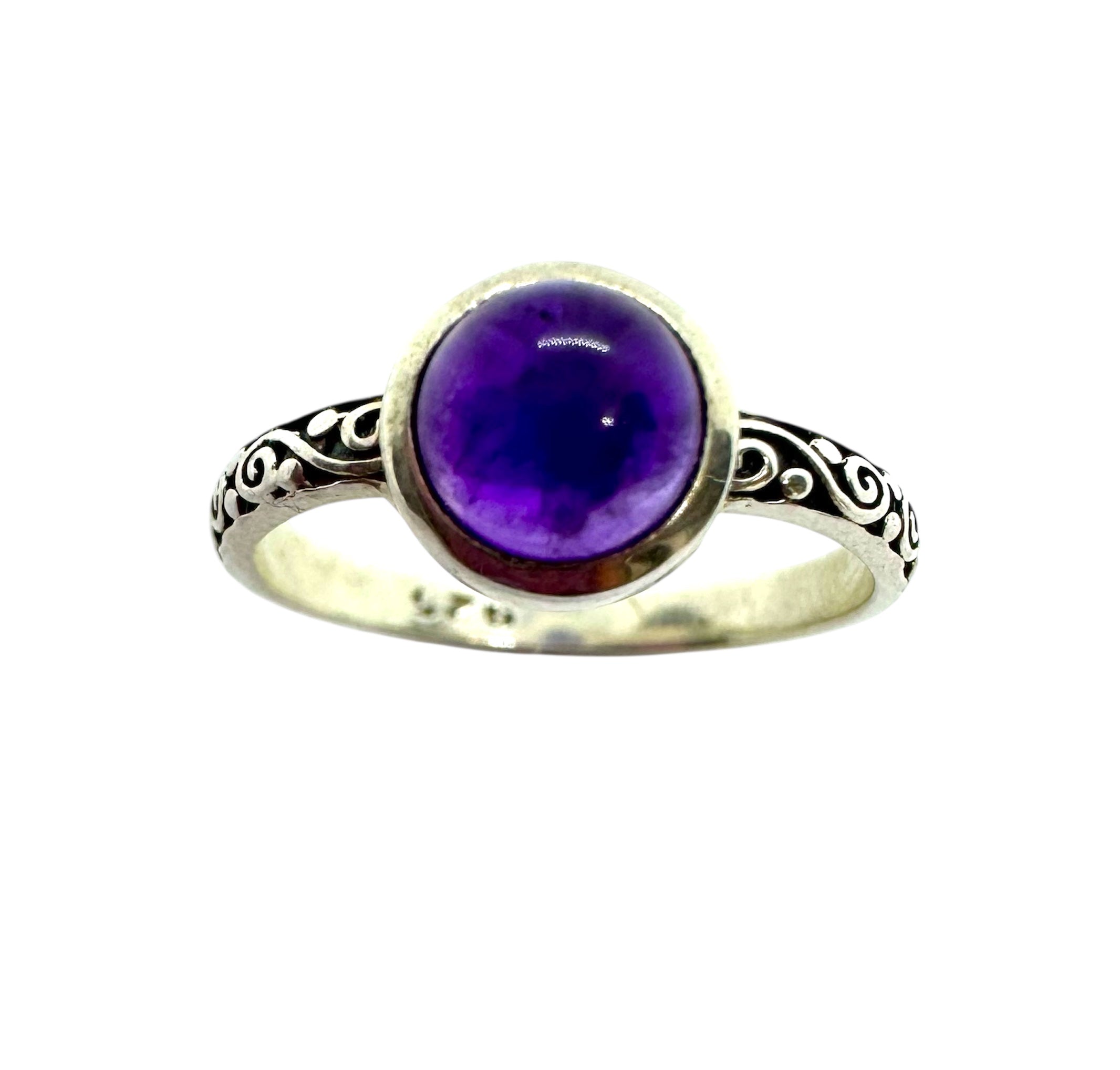 Anel em Prata com Ametista Cabochão Redondo e Anel de Pormenor