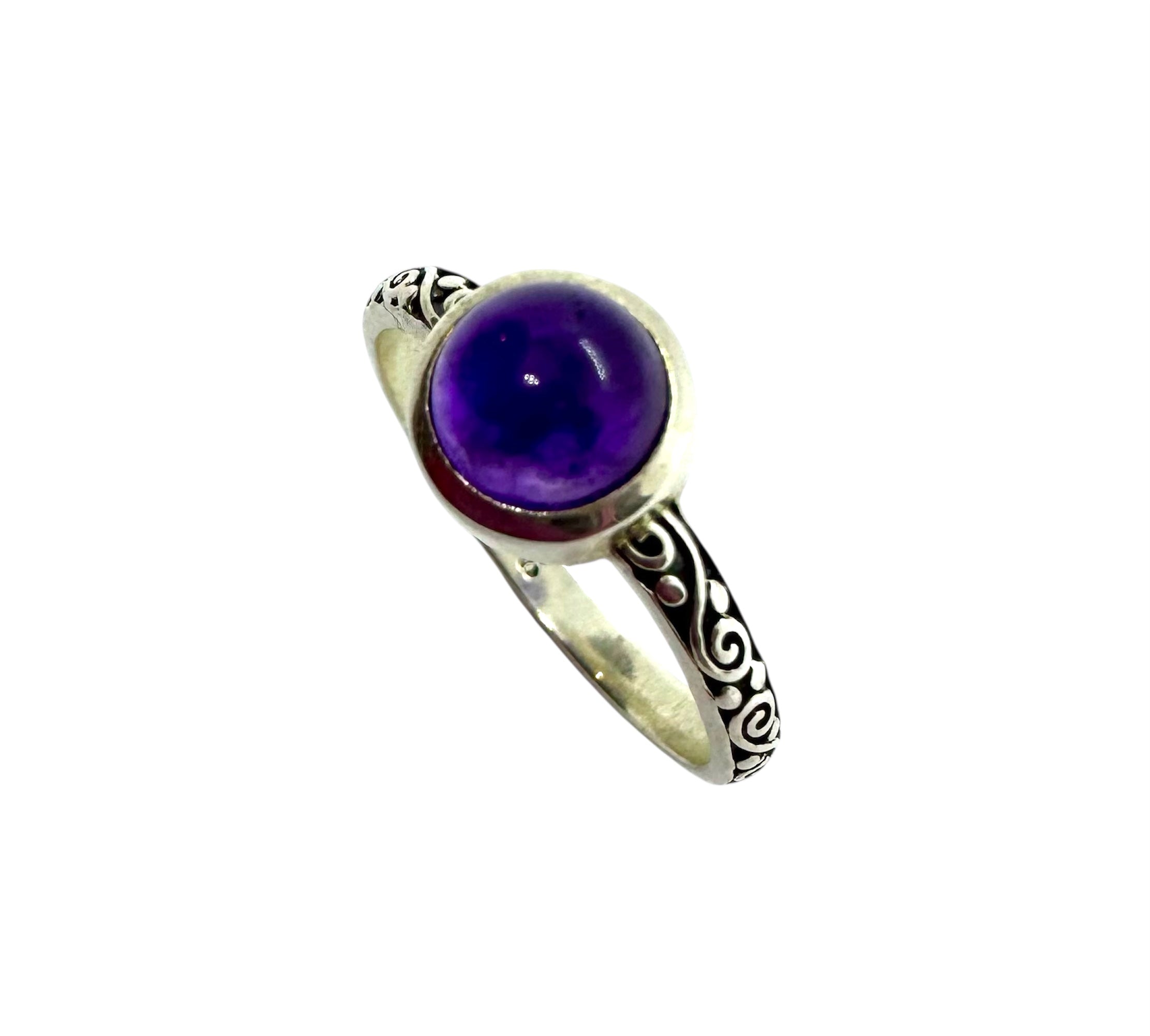 Anel em Prata com Ametista Cabochão Redondo e Anel de Pormenor