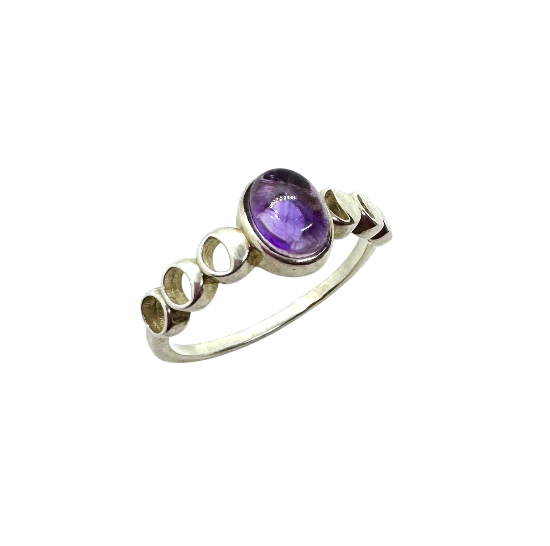 Anel com Cabochão Oval Ametista e Fases da Lua