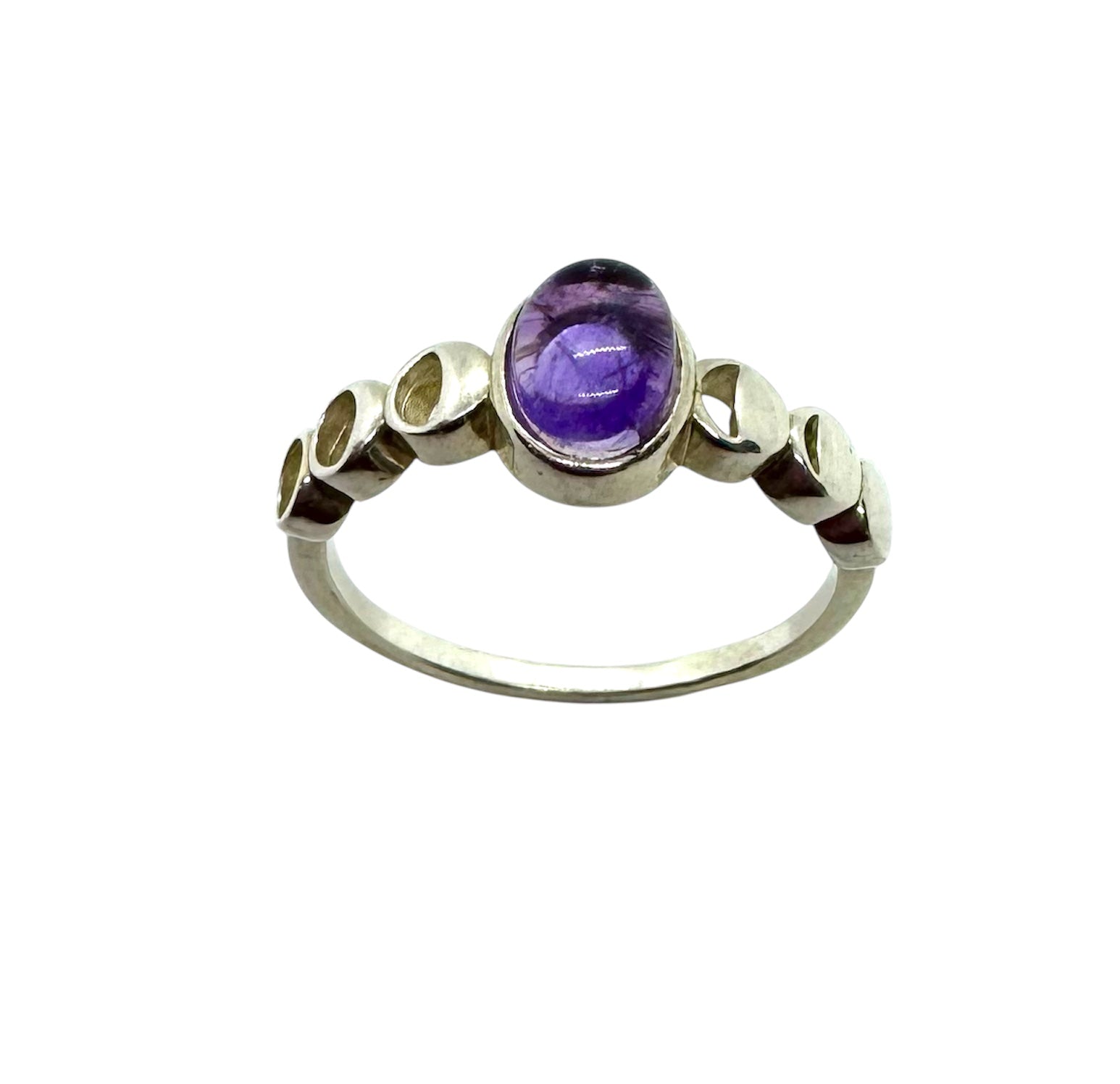 Anel com Cabochão Oval Ametista e Fases da Lua