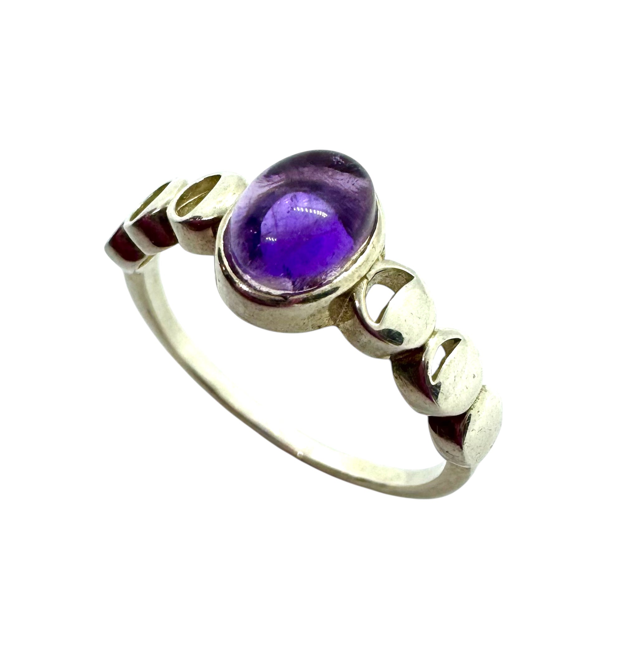Anel com Cabochão Oval Ametista e Fases da Lua