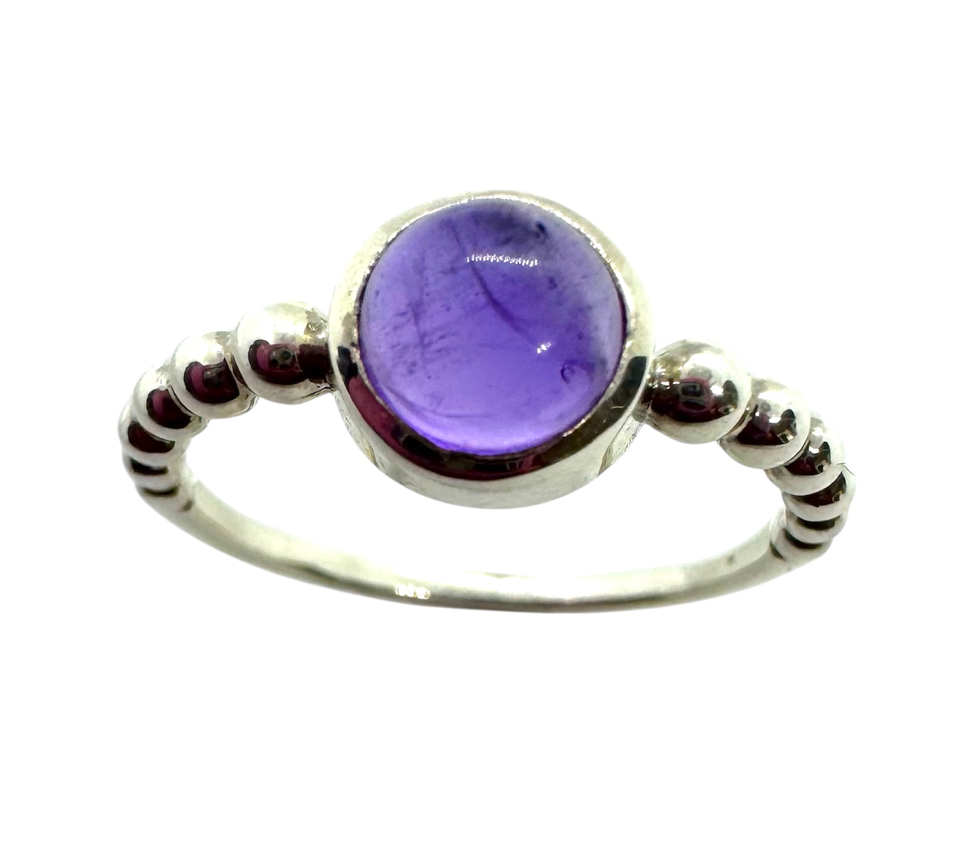 Anel com Ametista Cabochão e Detalhes em Contas