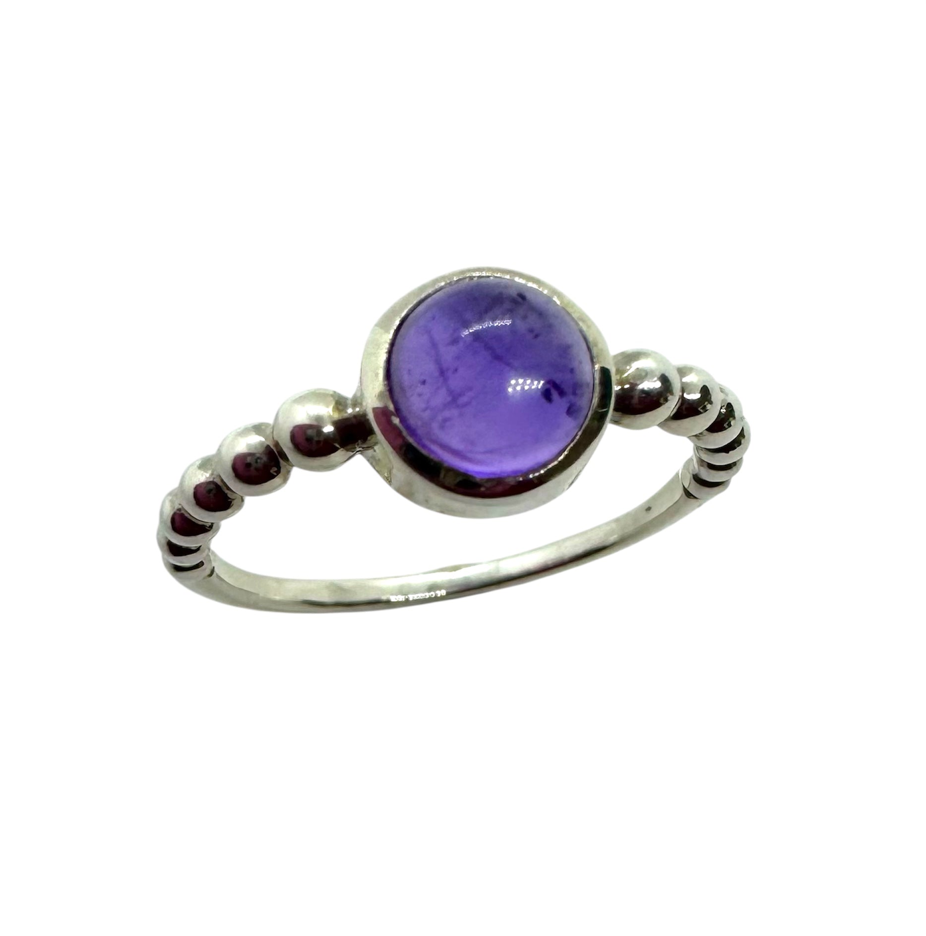 Anel com Ametista Cabochão e Detalhes em Contas