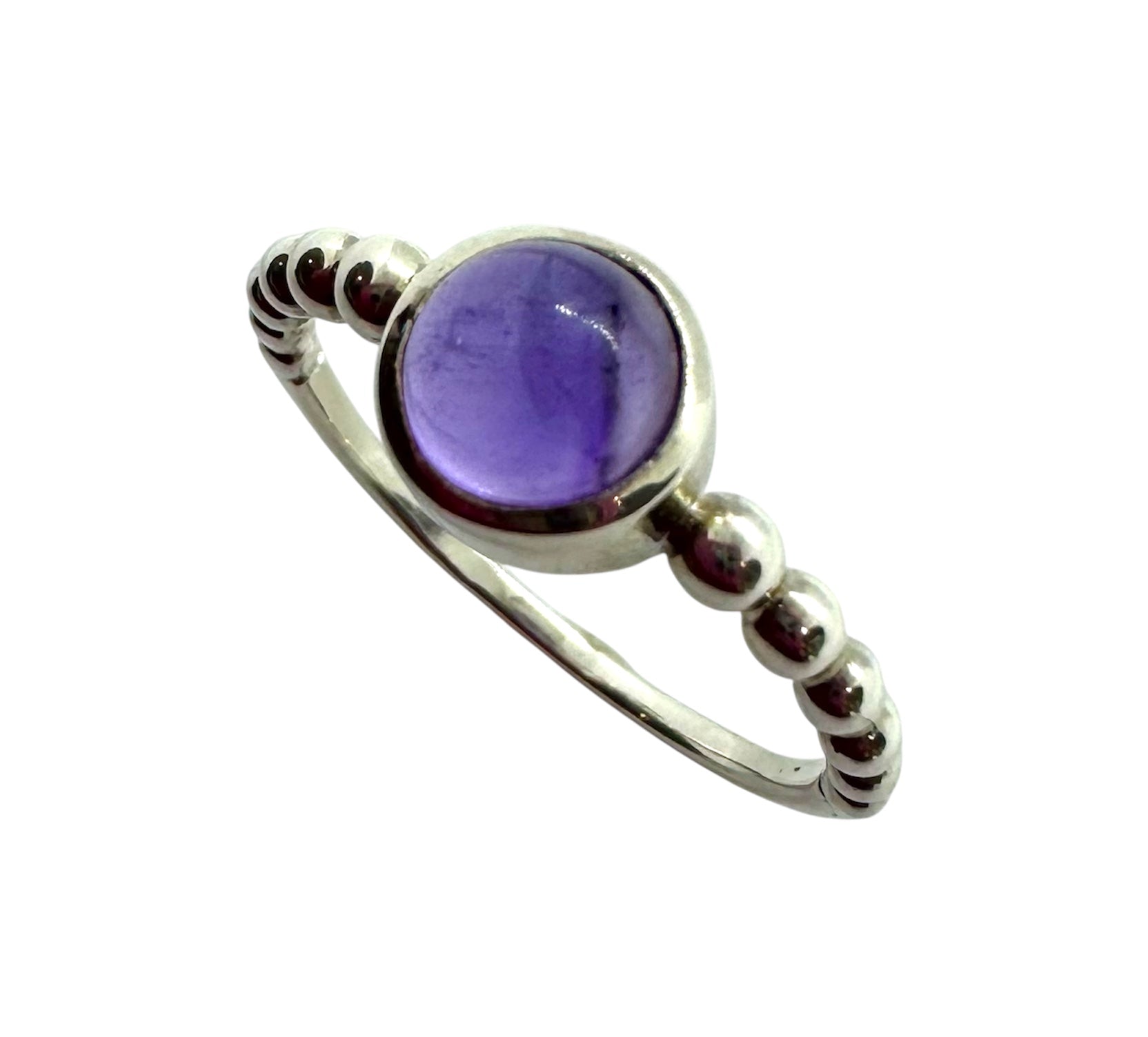 Anel com Ametista Cabochão e Detalhes em Contas