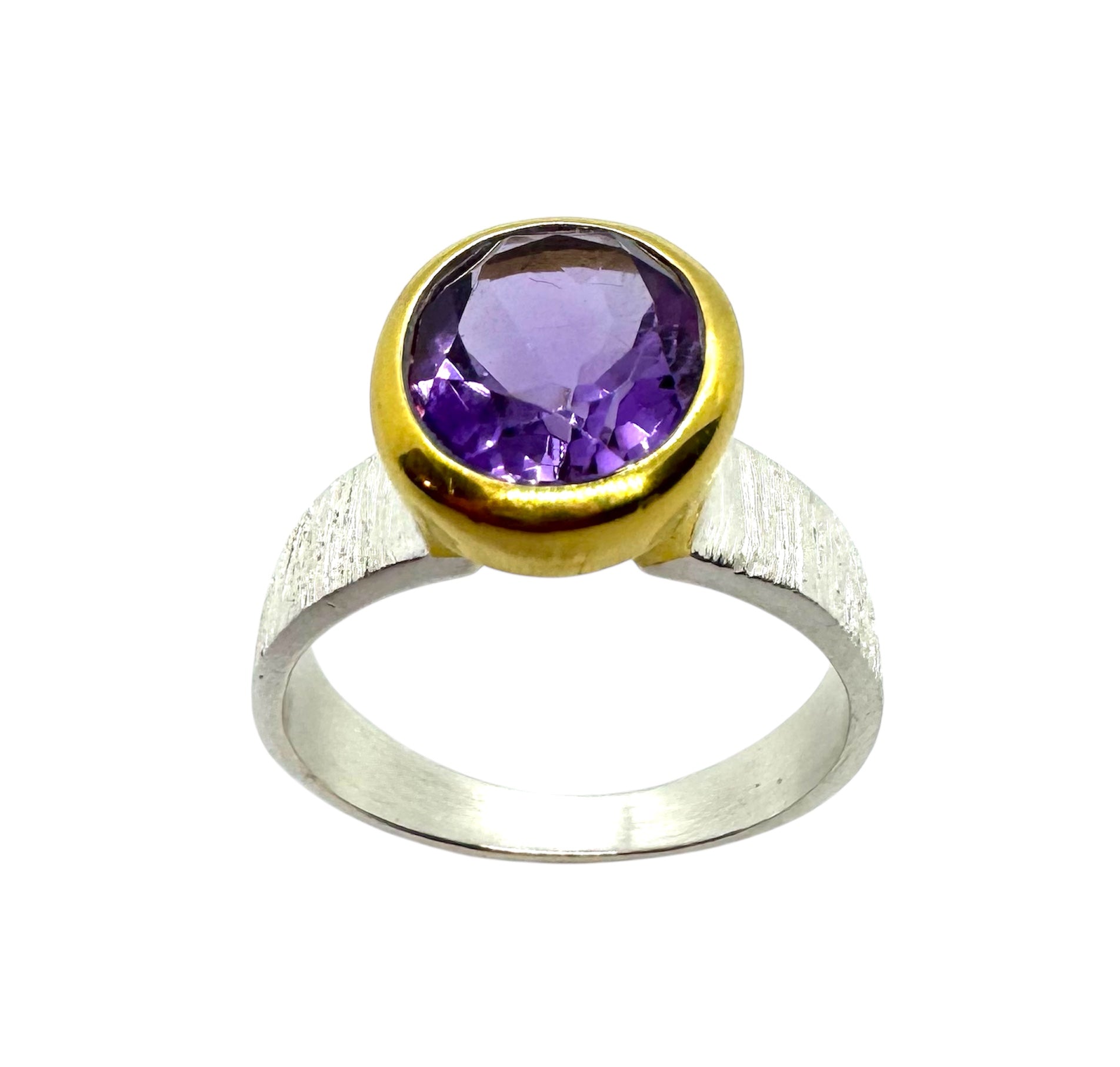 Anel com Ametista Facetada Oval e Detalhes em Prata Dourada