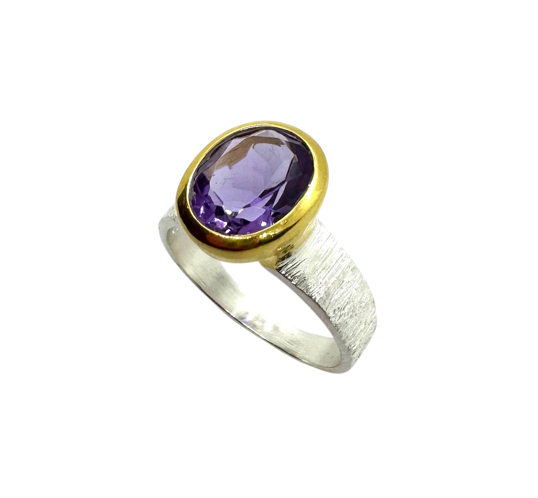 Anel com Ametista Facetada Oval e Detalhes em Prata Dourada