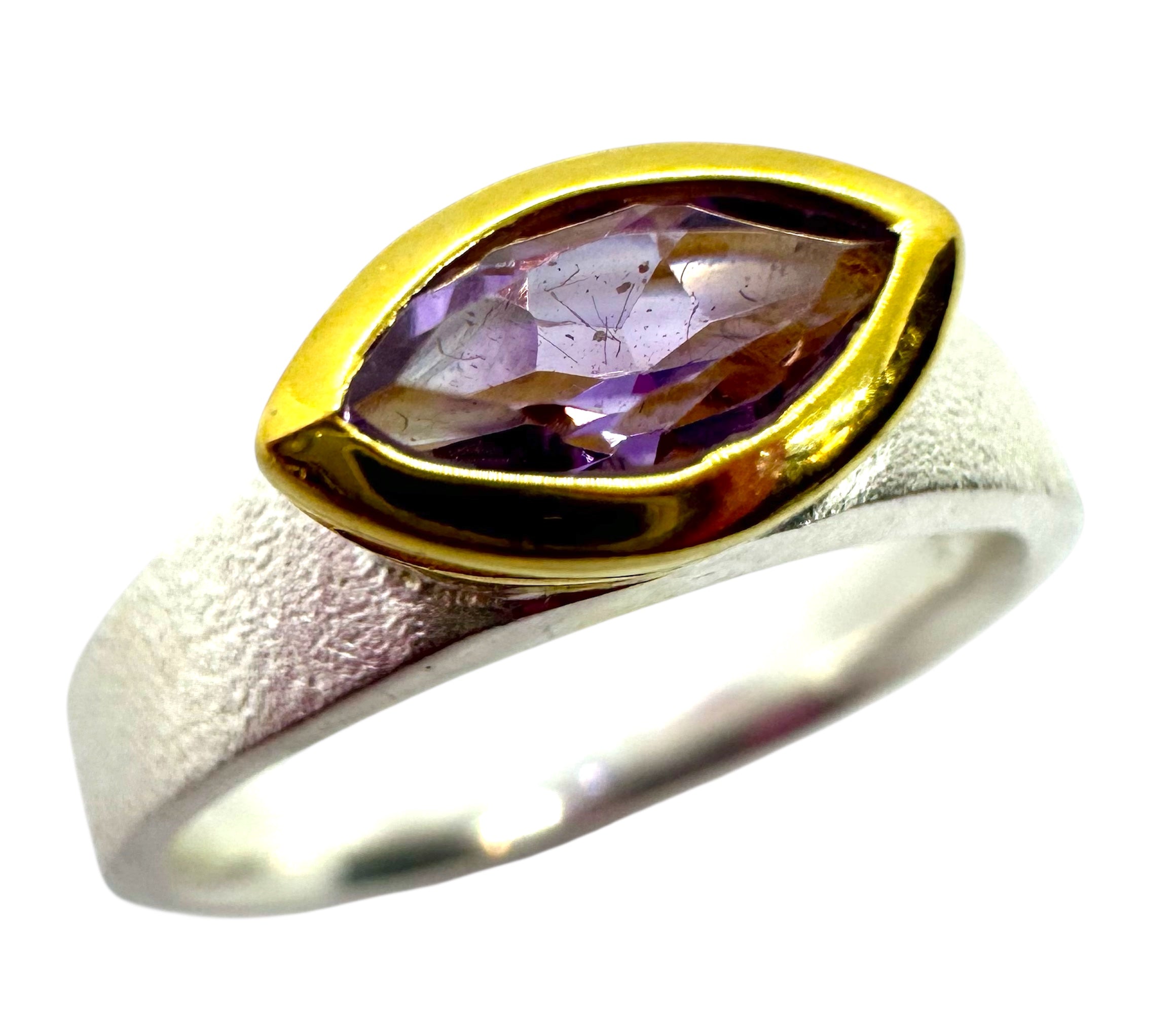Anel com Ametista Marquise Facetada e Detalhes em Prata Dourada