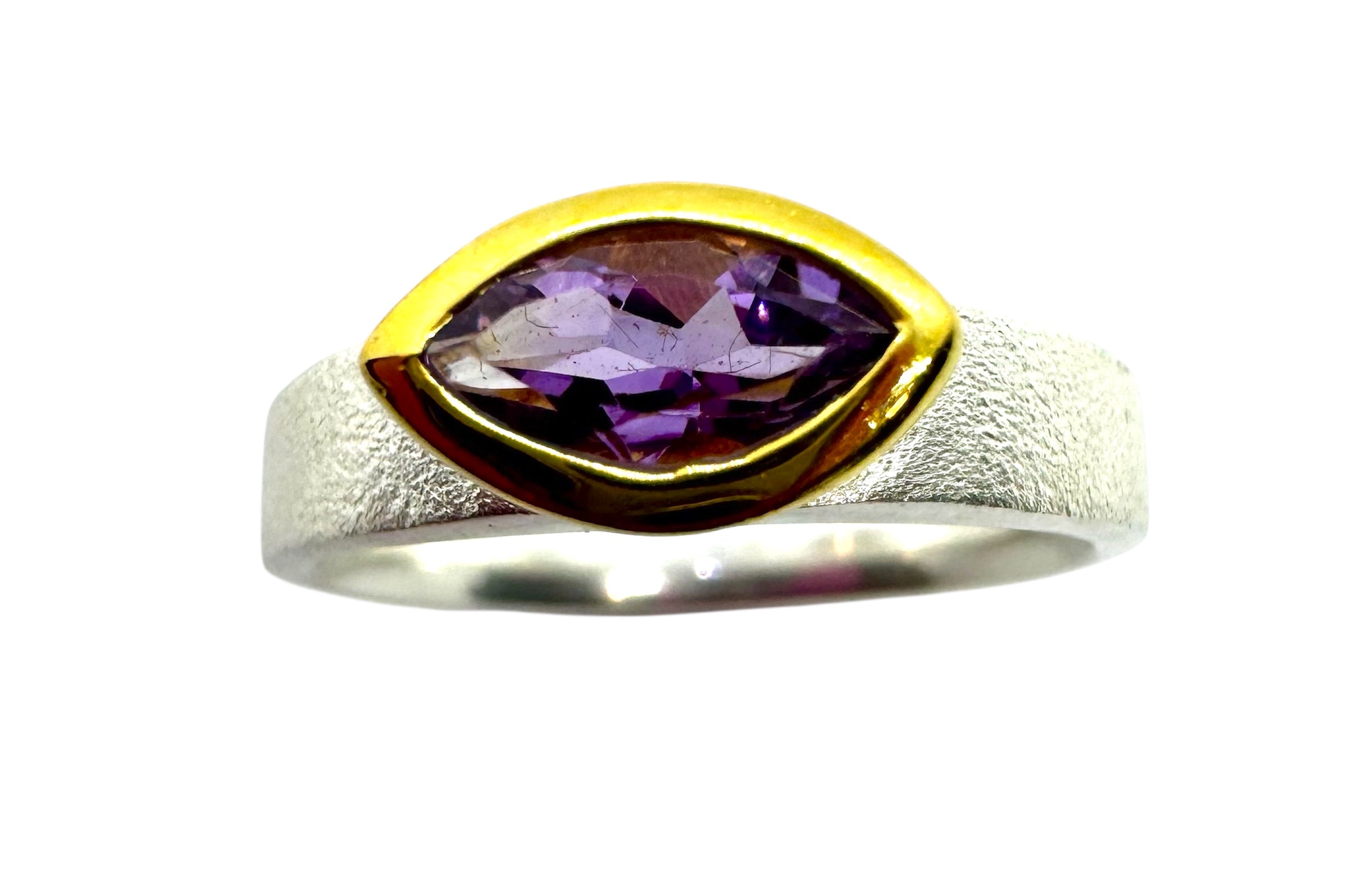 Anel com Ametista Marquise Facetada e Detalhes em Prata Dourada