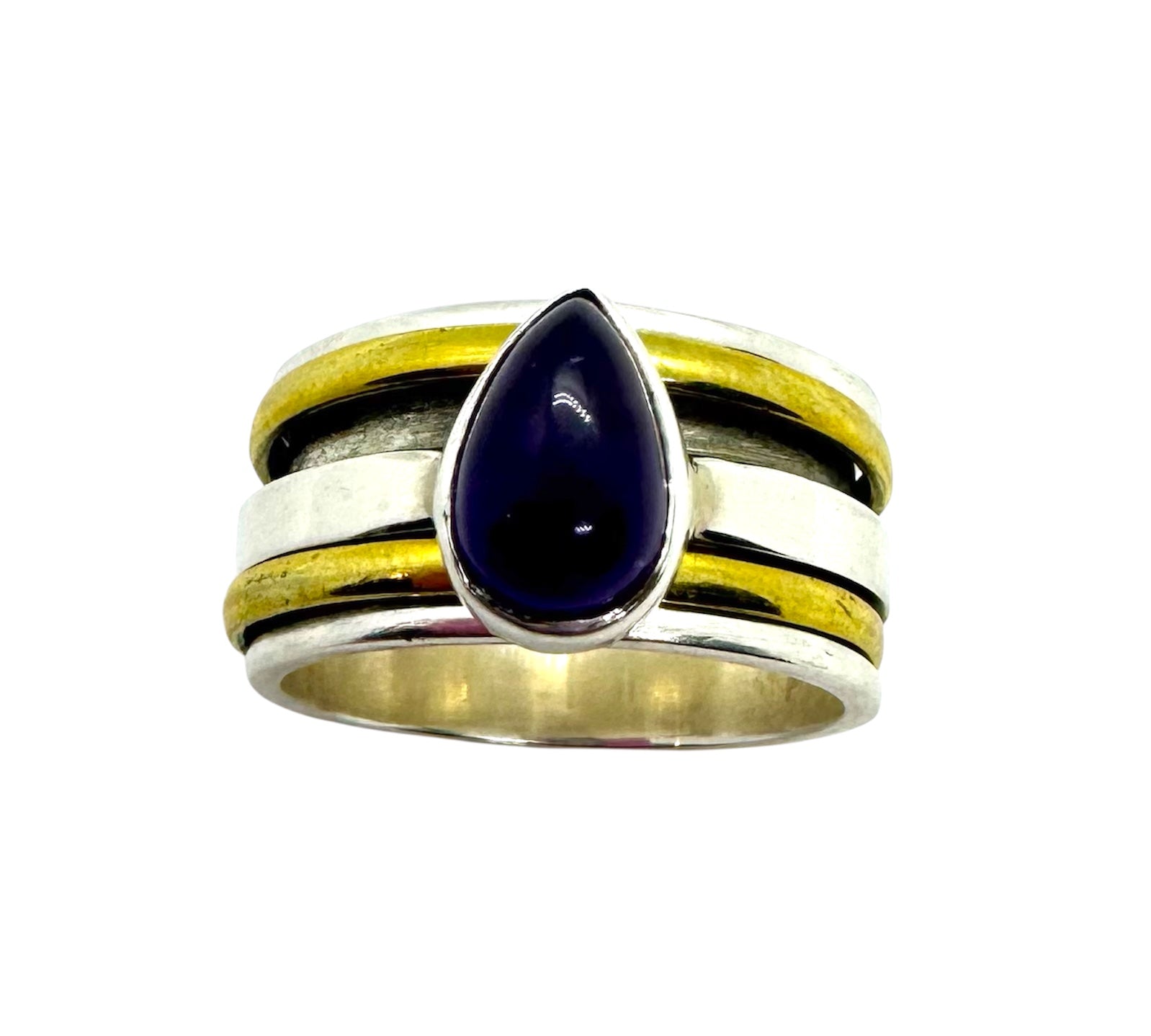 Anel em prata com cabochão em forma de lágrima e detalhes em latão dourado