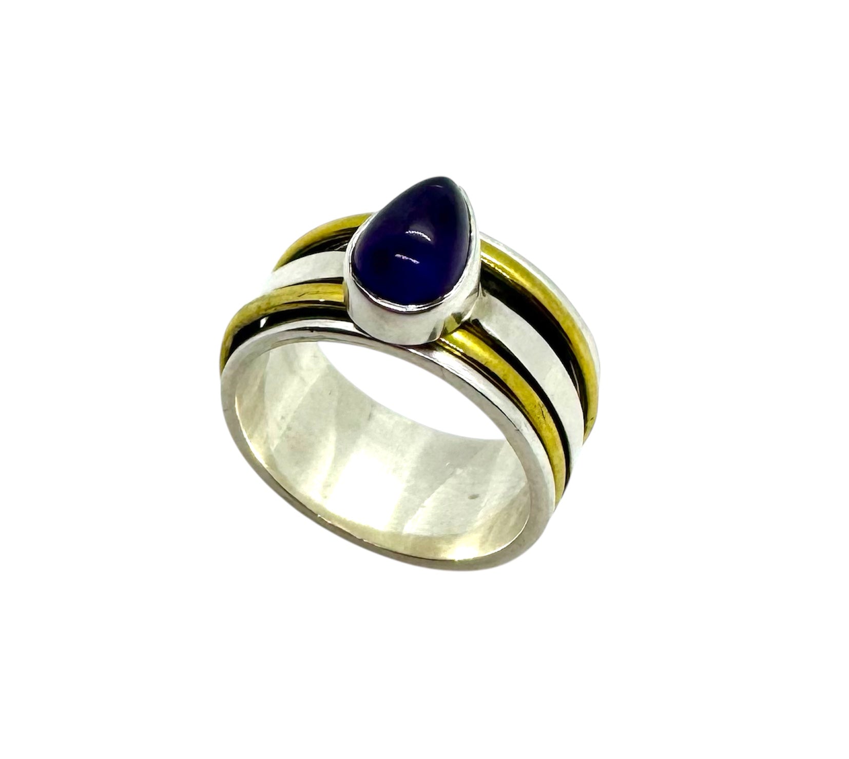 Anel em prata com cabochão em forma de lágrima e detalhes em latão dourado
