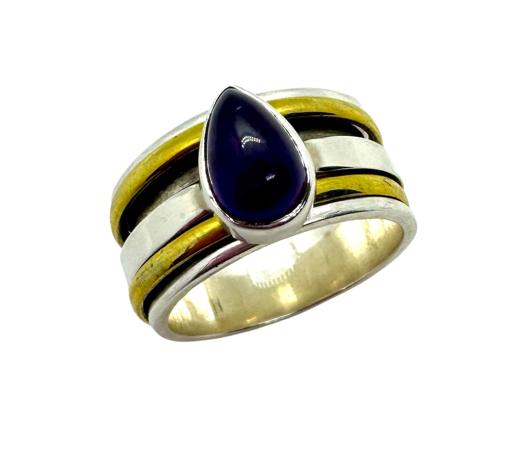 Anel em prata com cabochão em forma de lágrima e detalhes em latão dourado