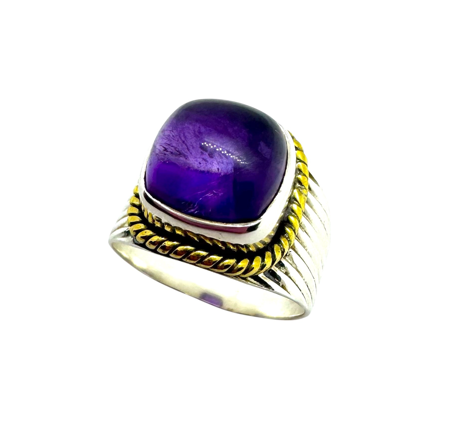 Anel em Prata com Cabochão Quadrado em Ametista e Detalhes em Latão