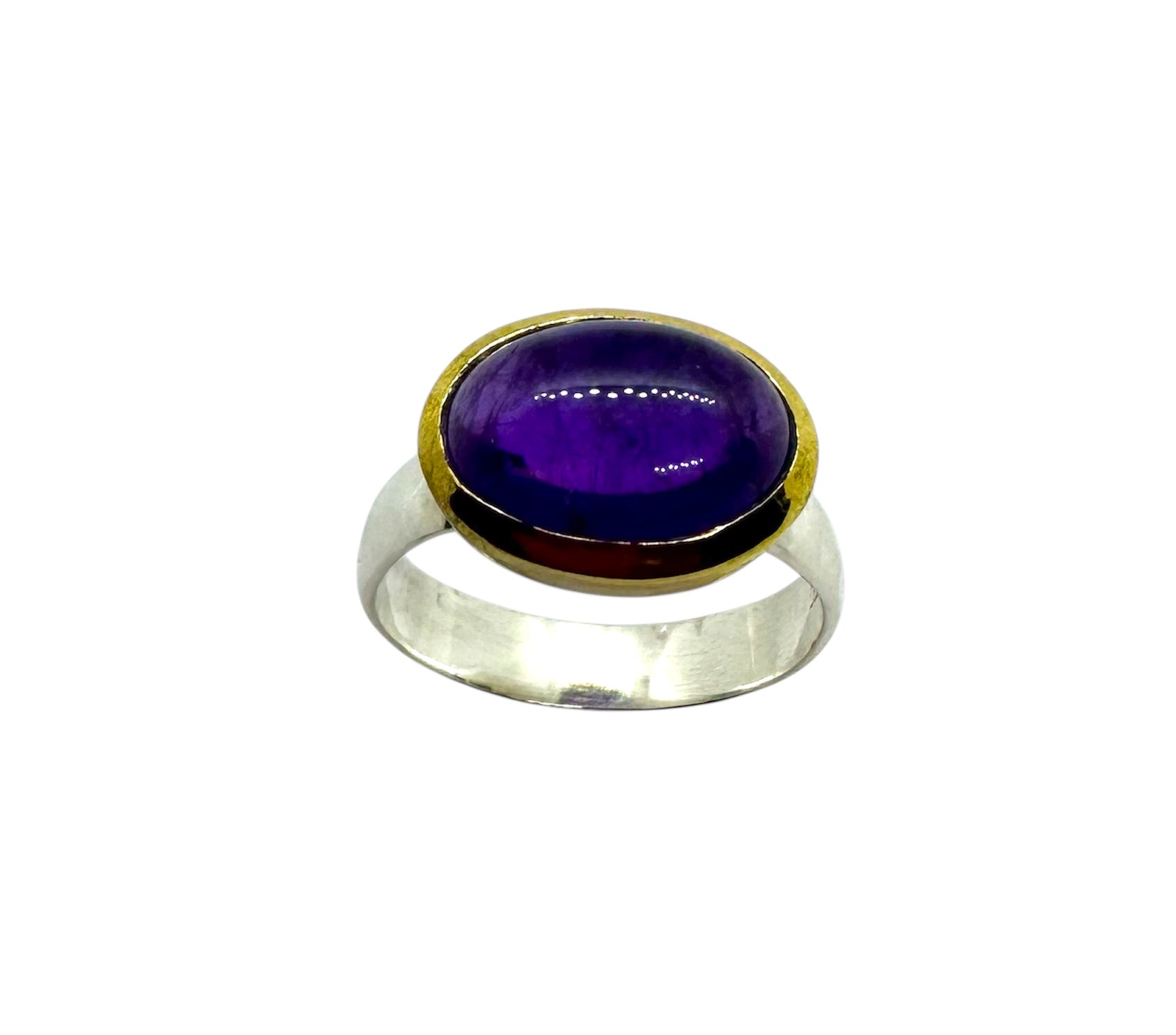 Anel em Prata com Cabochão Oval em Ametista e Detalhes em Latão