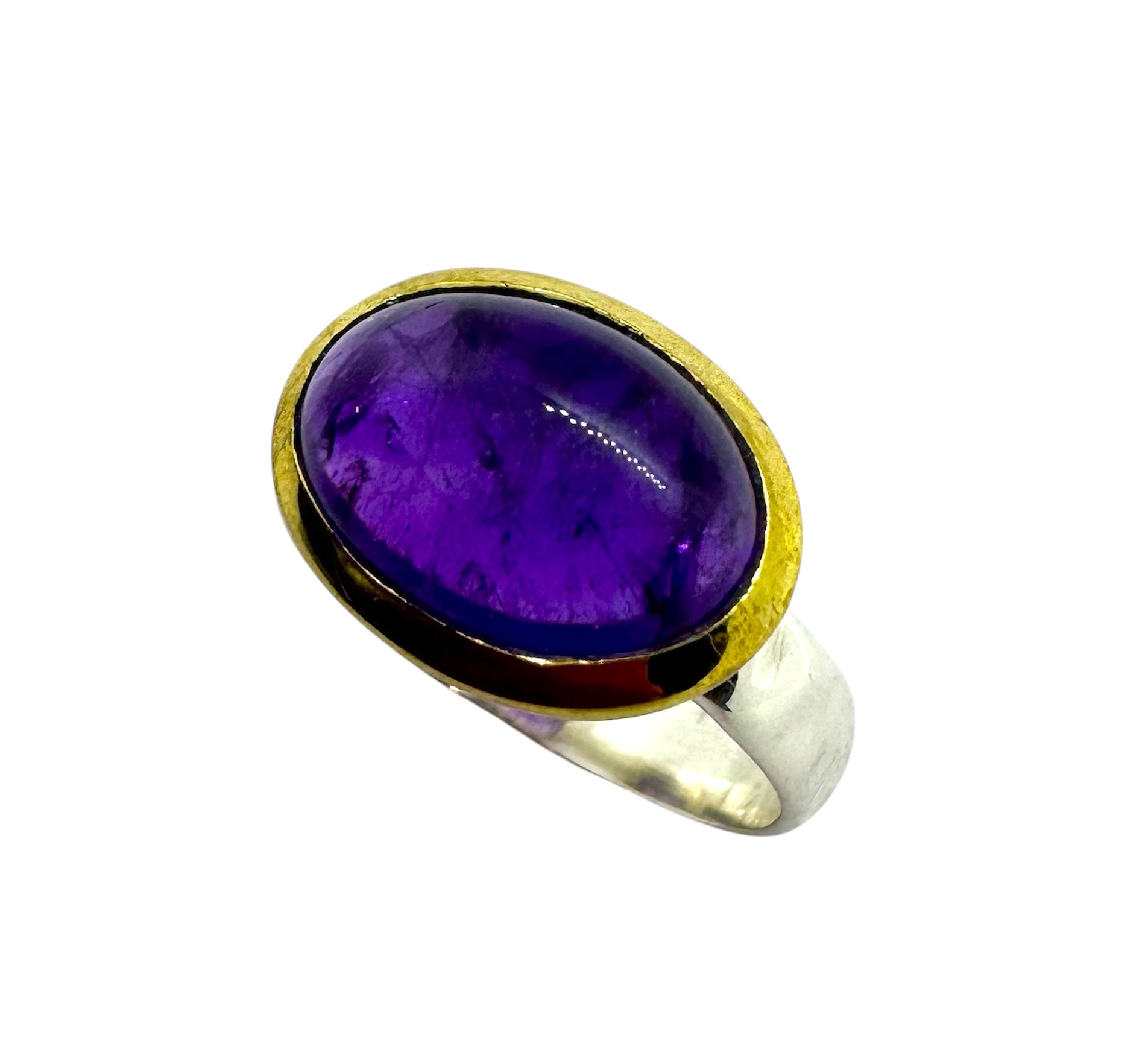 Anel em Prata com Cabochão Oval em Ametista e Detalhes em Latão
