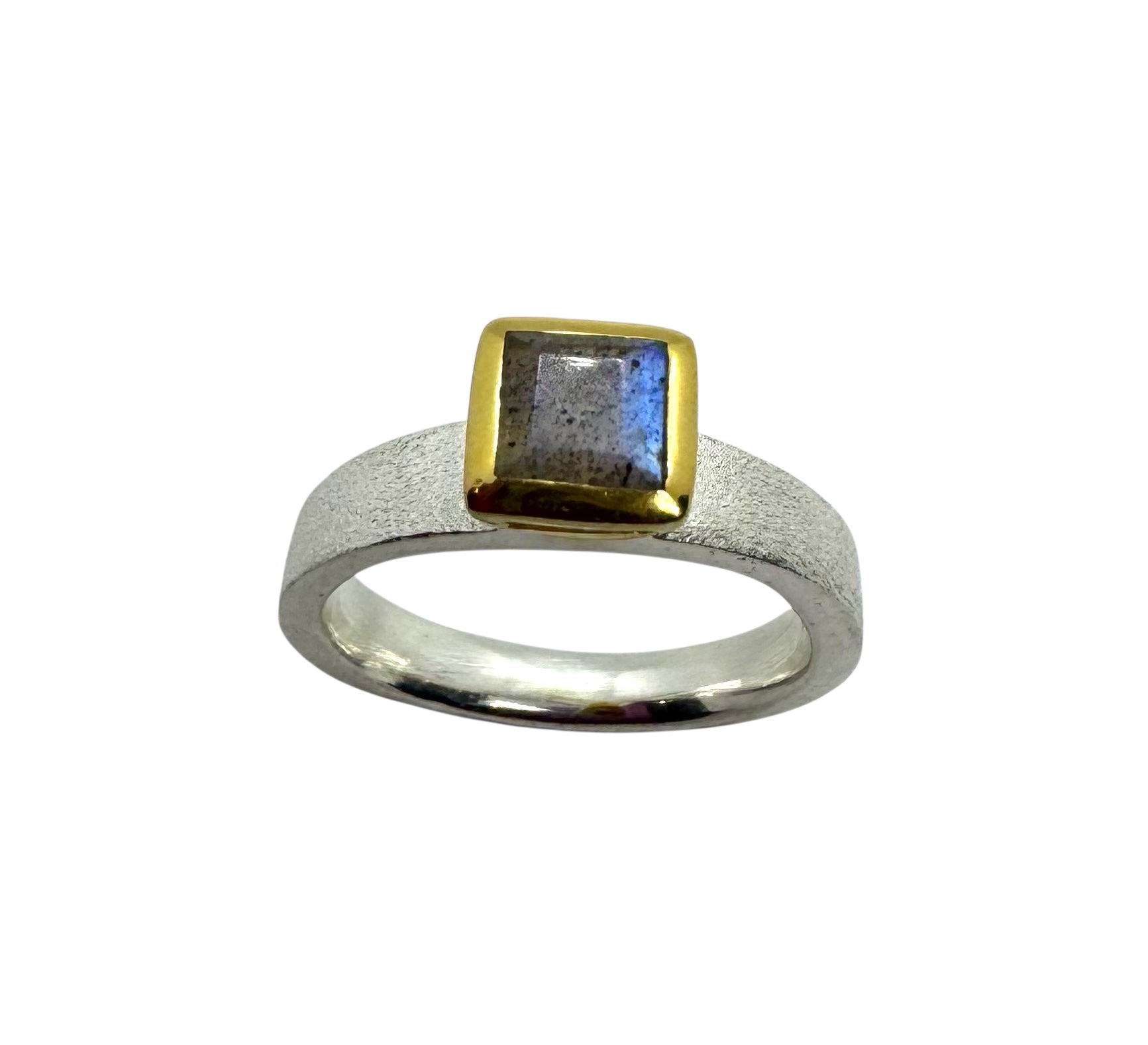 Anel quadrado em labradorite com detalhes em ouro e prata