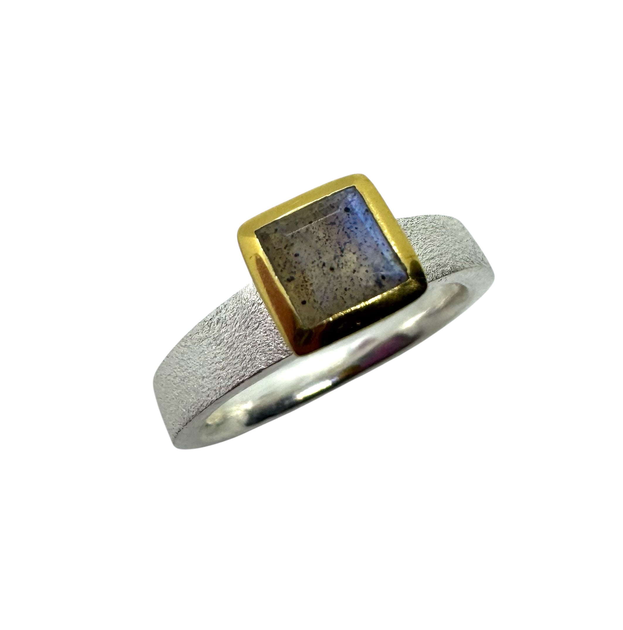 Anel quadrado em labradorite com detalhes em ouro e prata