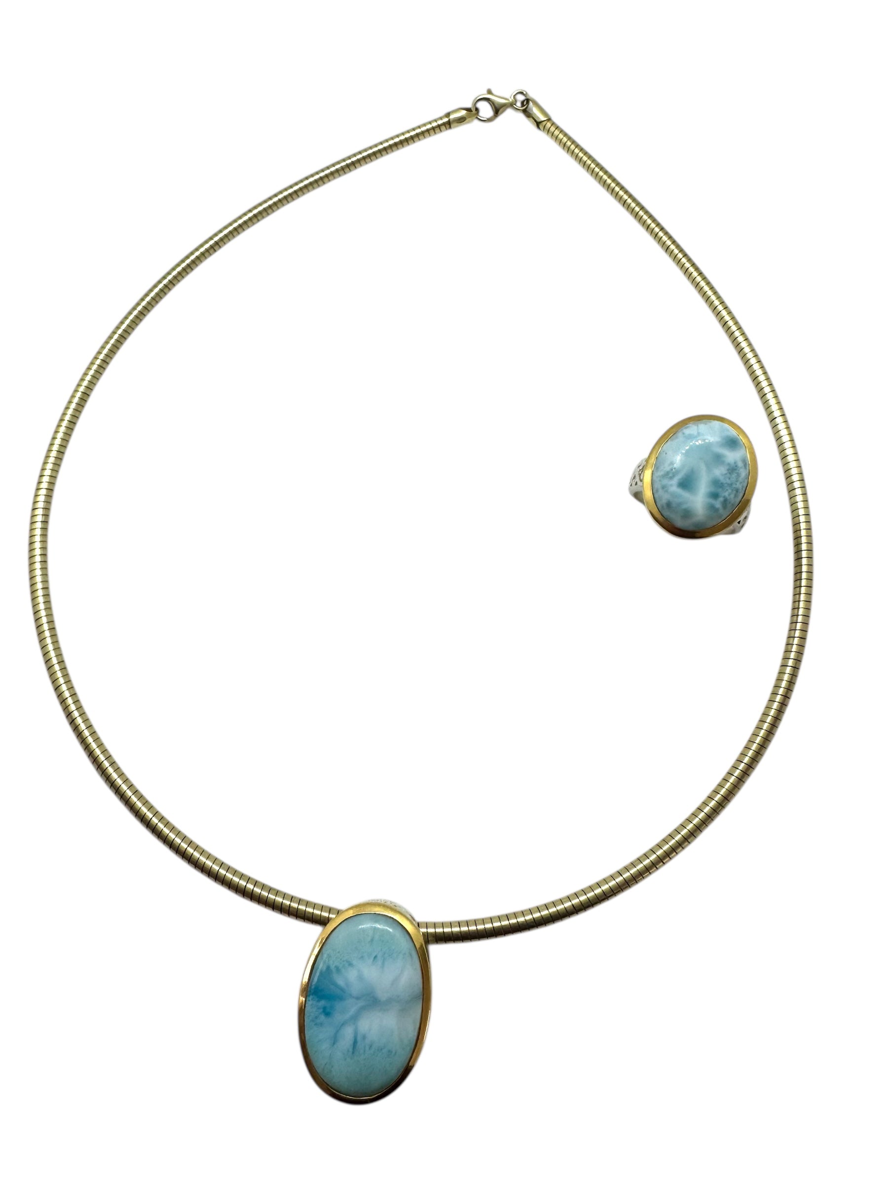 Colar Cabochão Larimar com Detalhes em Prata Dourada