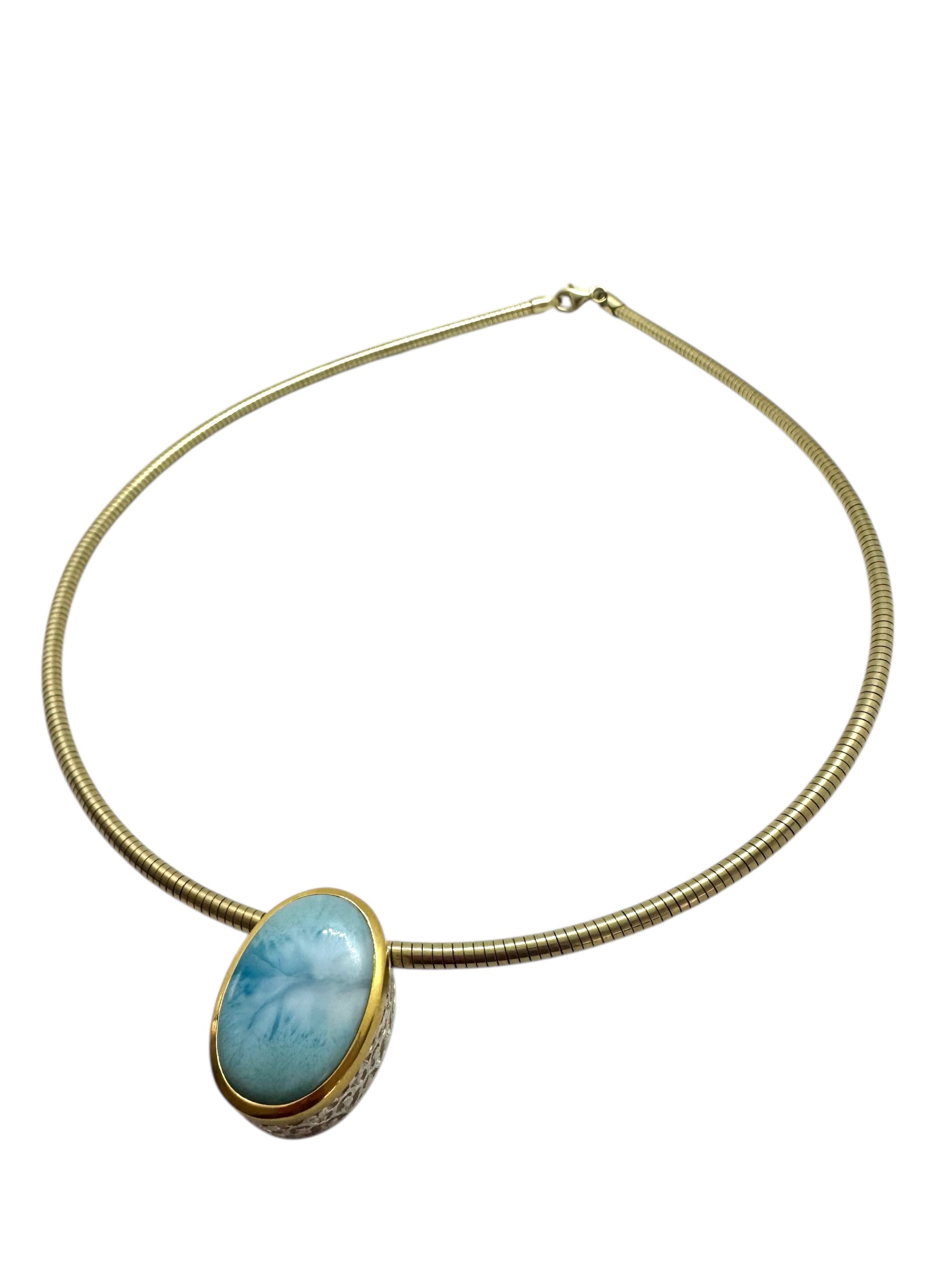 Colar Cabochão Larimar com Detalhes em Prata Dourada