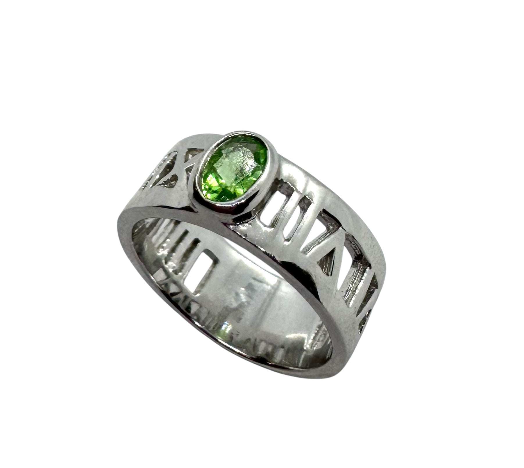 Anel oval com numeração romana e peridoto | Prata de lei