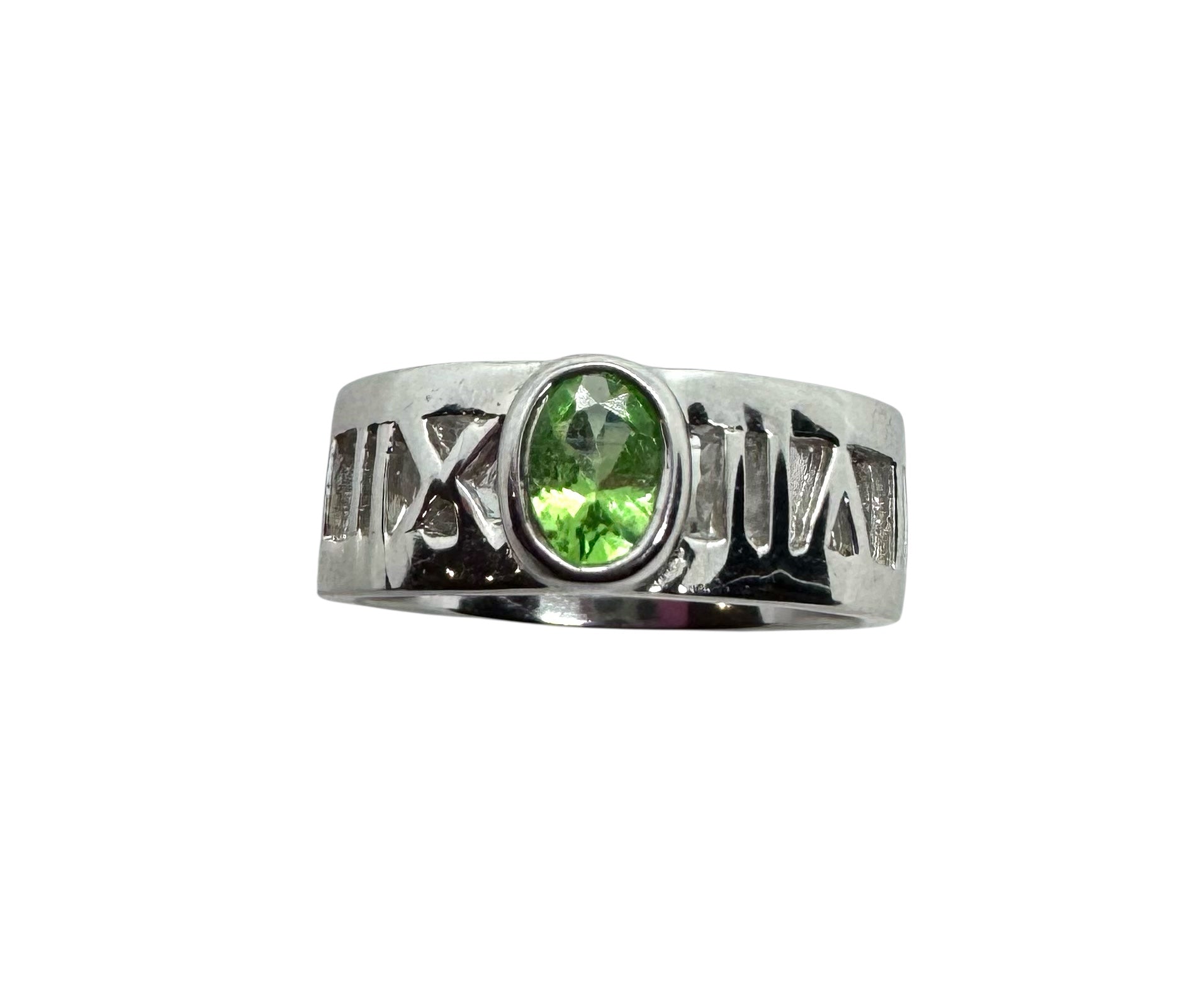 Anel oval com numeração romana e peridoto | Prata de lei