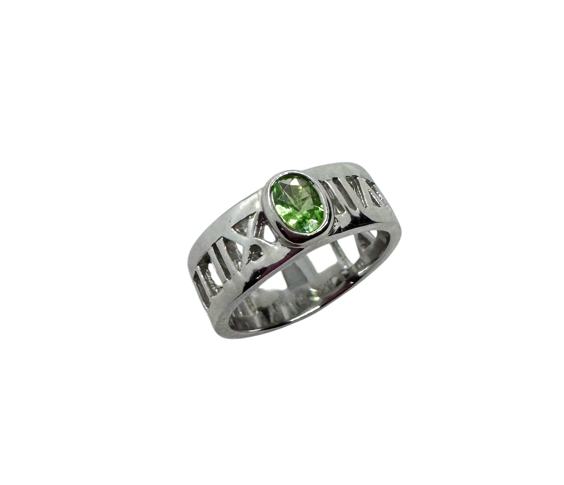 Anel oval com numeração romana e peridoto | Prata de lei