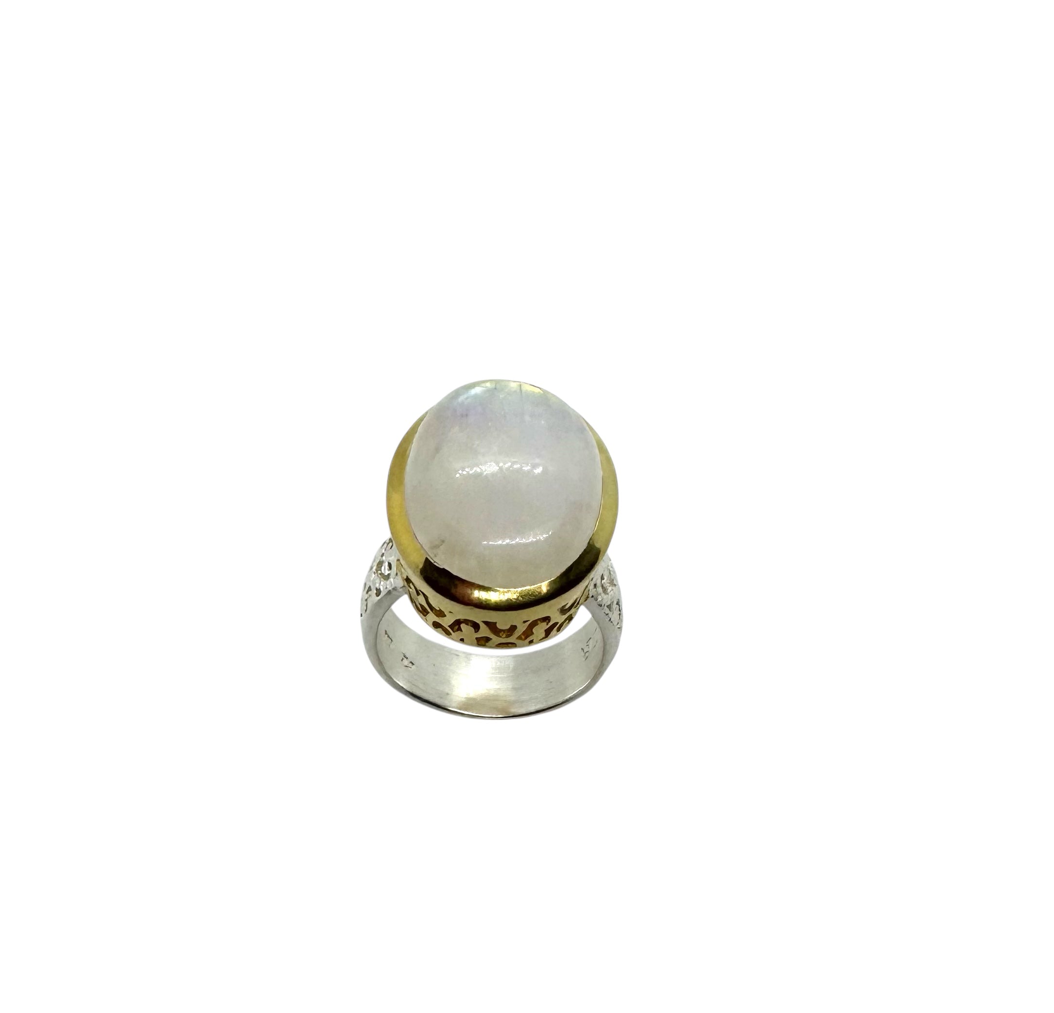 Anel Cabochão com Pedra da Lua e Detalhes em Ouro e Prata