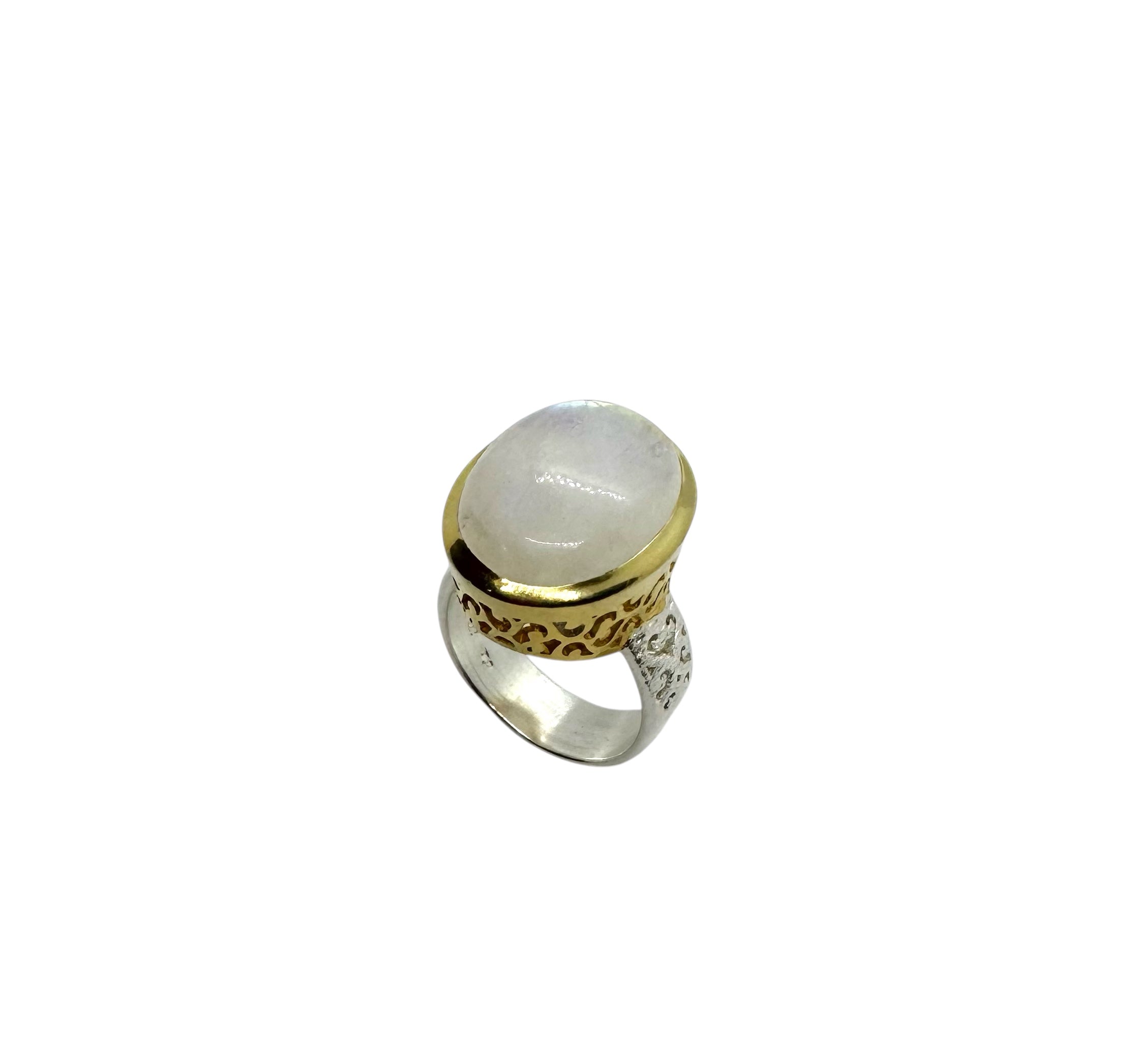 Anel Cabochão com Pedra da Lua e Detalhes em Ouro e Prata
