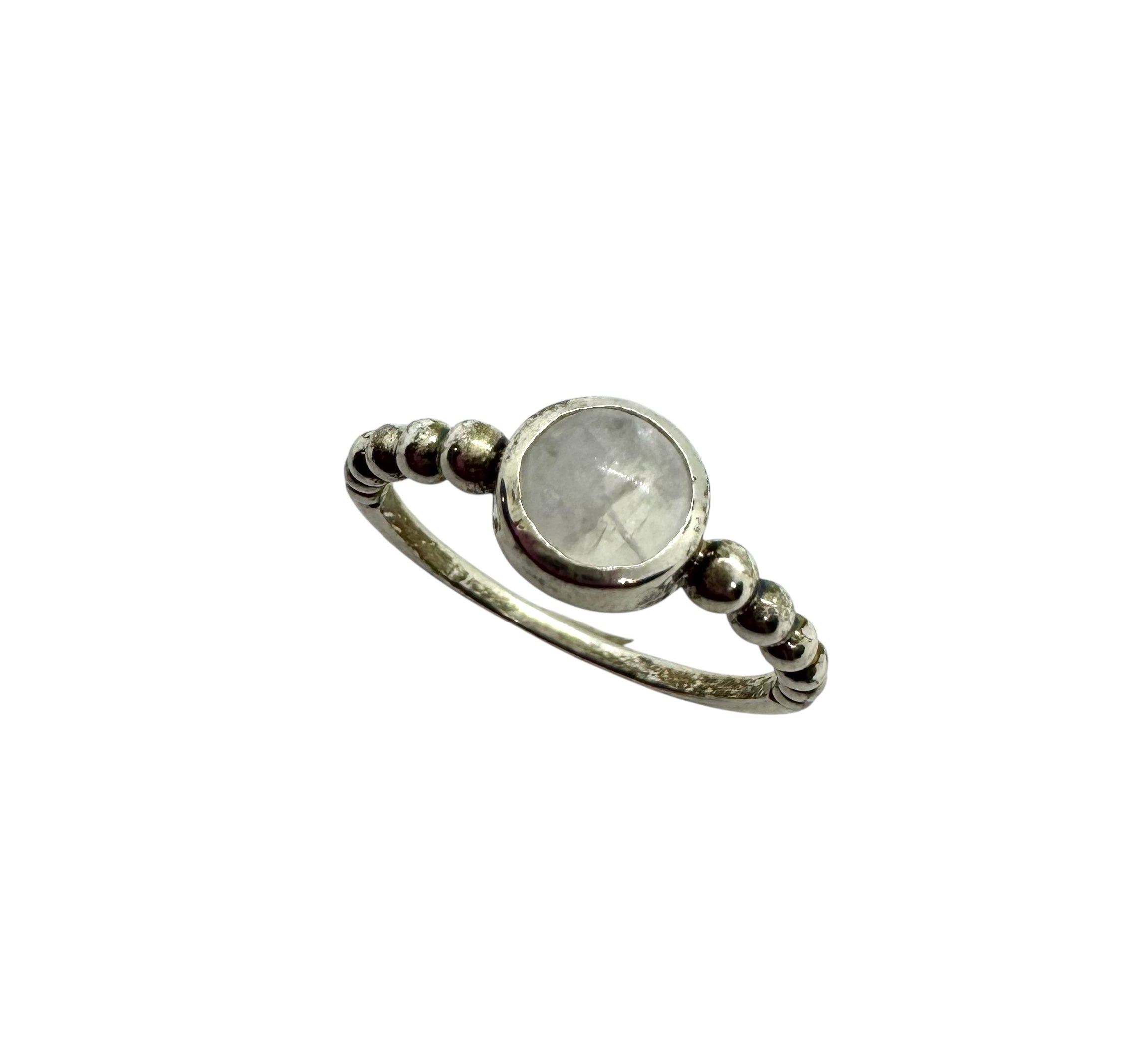 Anel Cabochão de Pedra da Lua com Detalhes em Prata e Contas