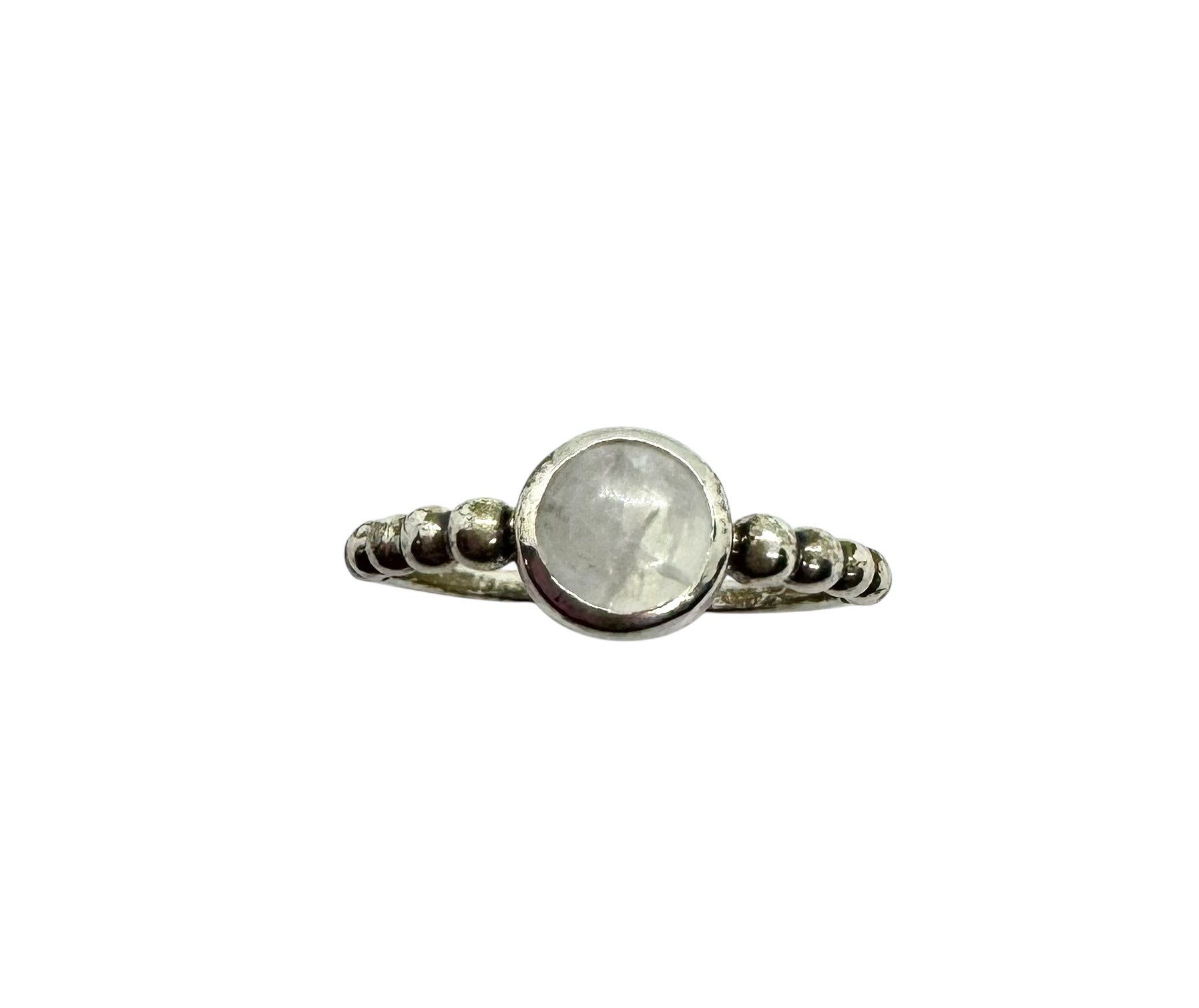 Anel Cabochão de Pedra da Lua com Detalhes em Prata e Contas