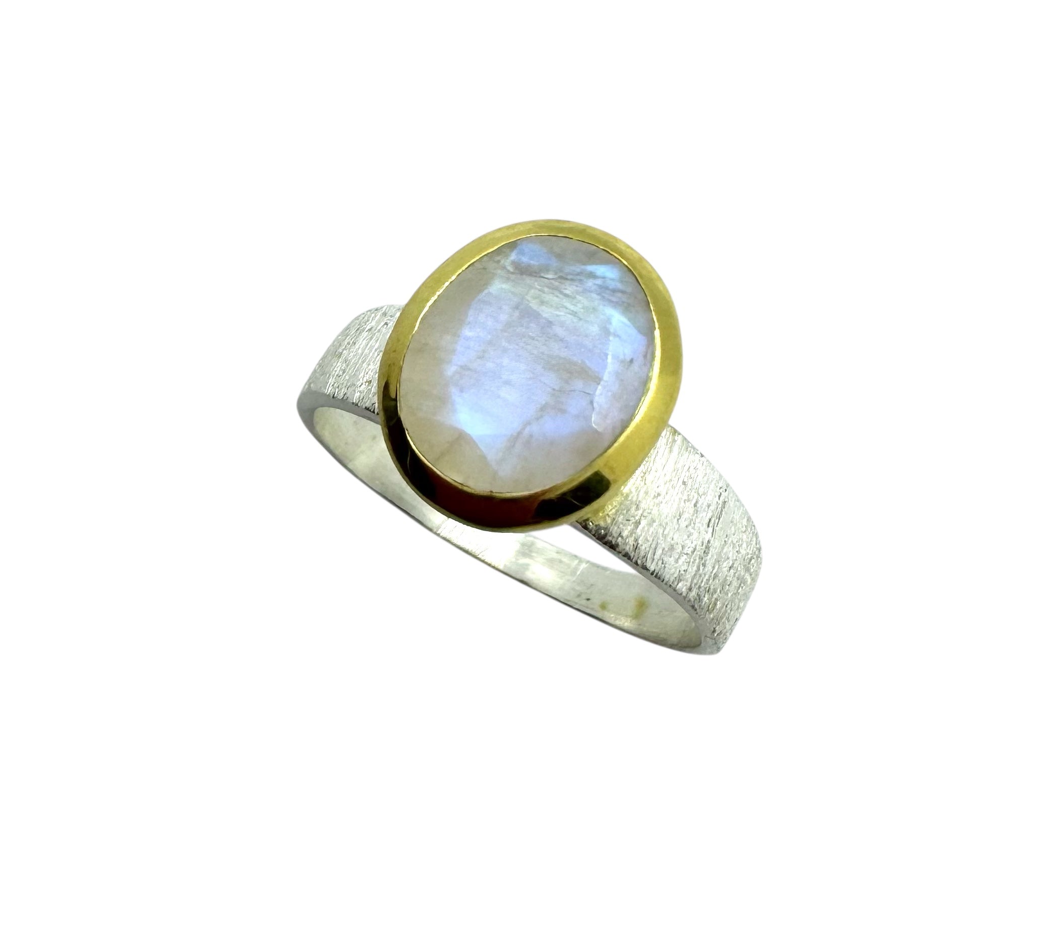 Anel oval em pedra da lua com detalhes em ouro e prata