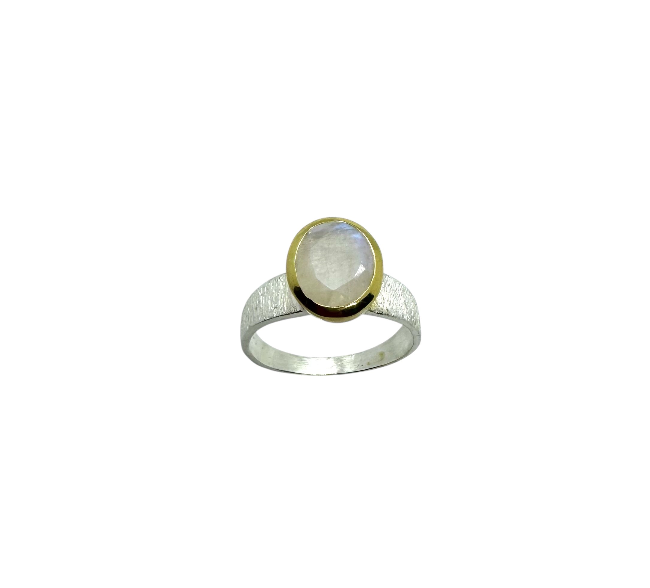 Anel oval em pedra da lua com detalhes em ouro e prata