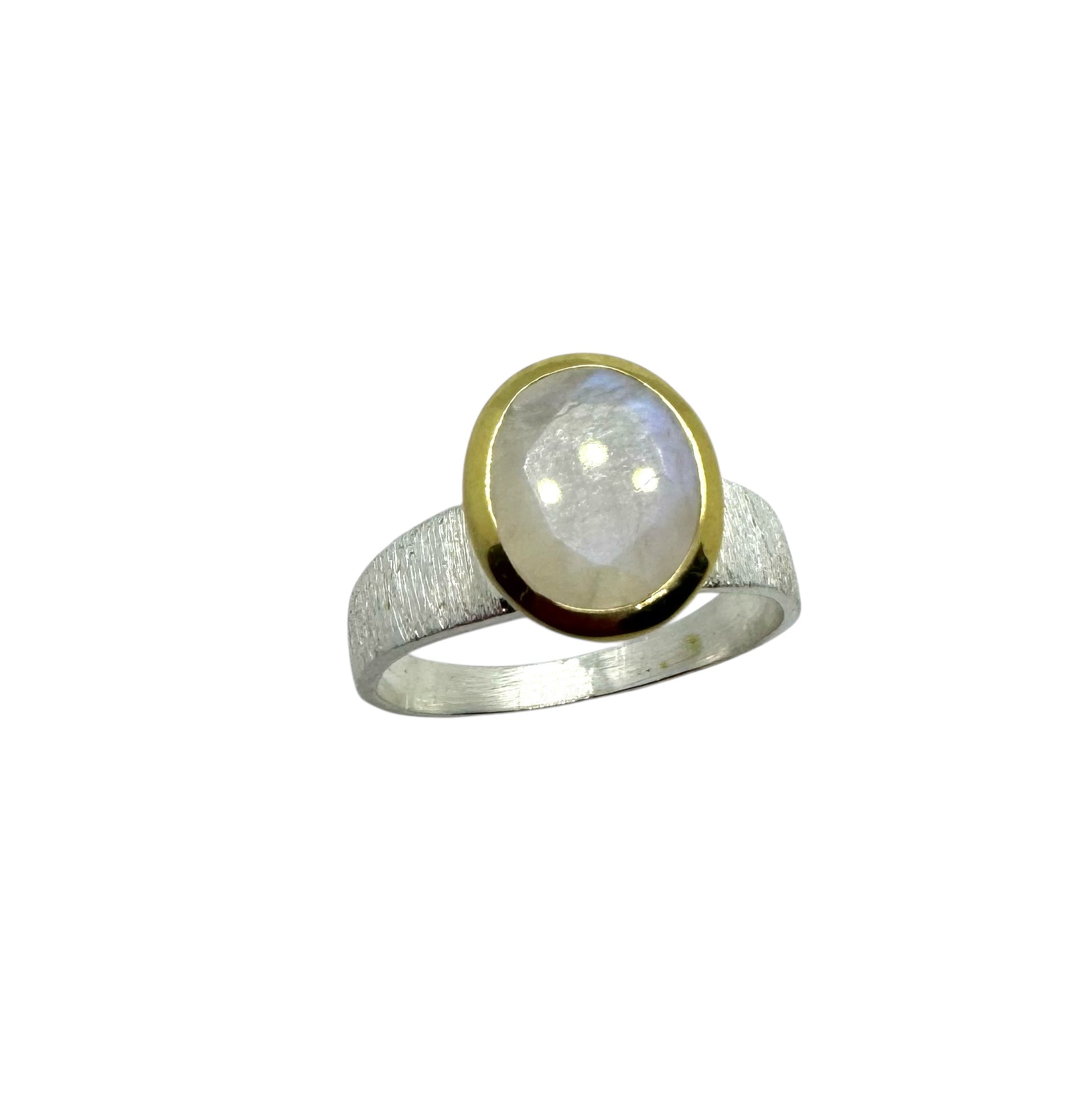 Anel oval em pedra da lua com detalhes em ouro e prata