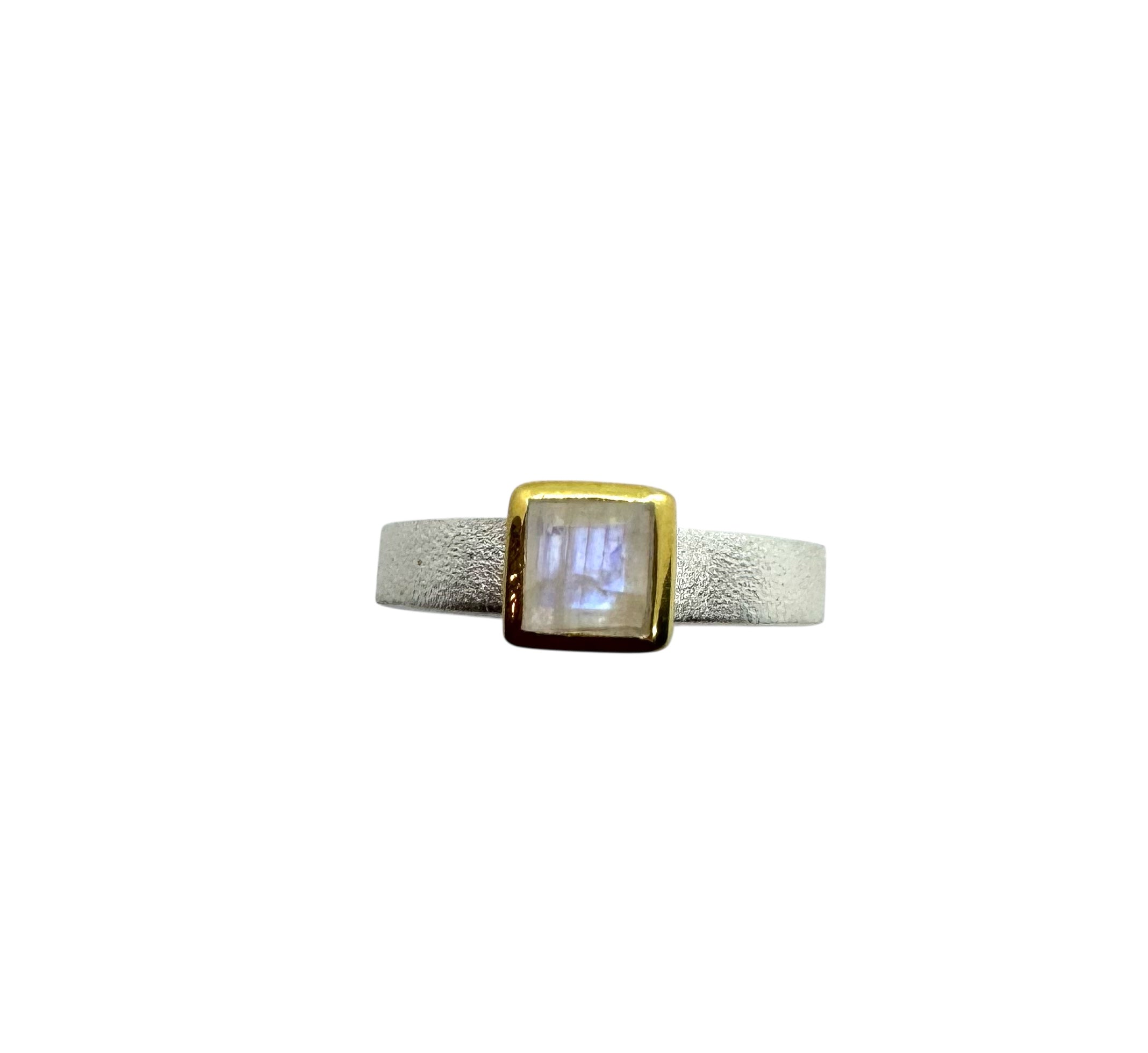 Anel quadrado de pedra da lua com detalhes em dourado e prateado