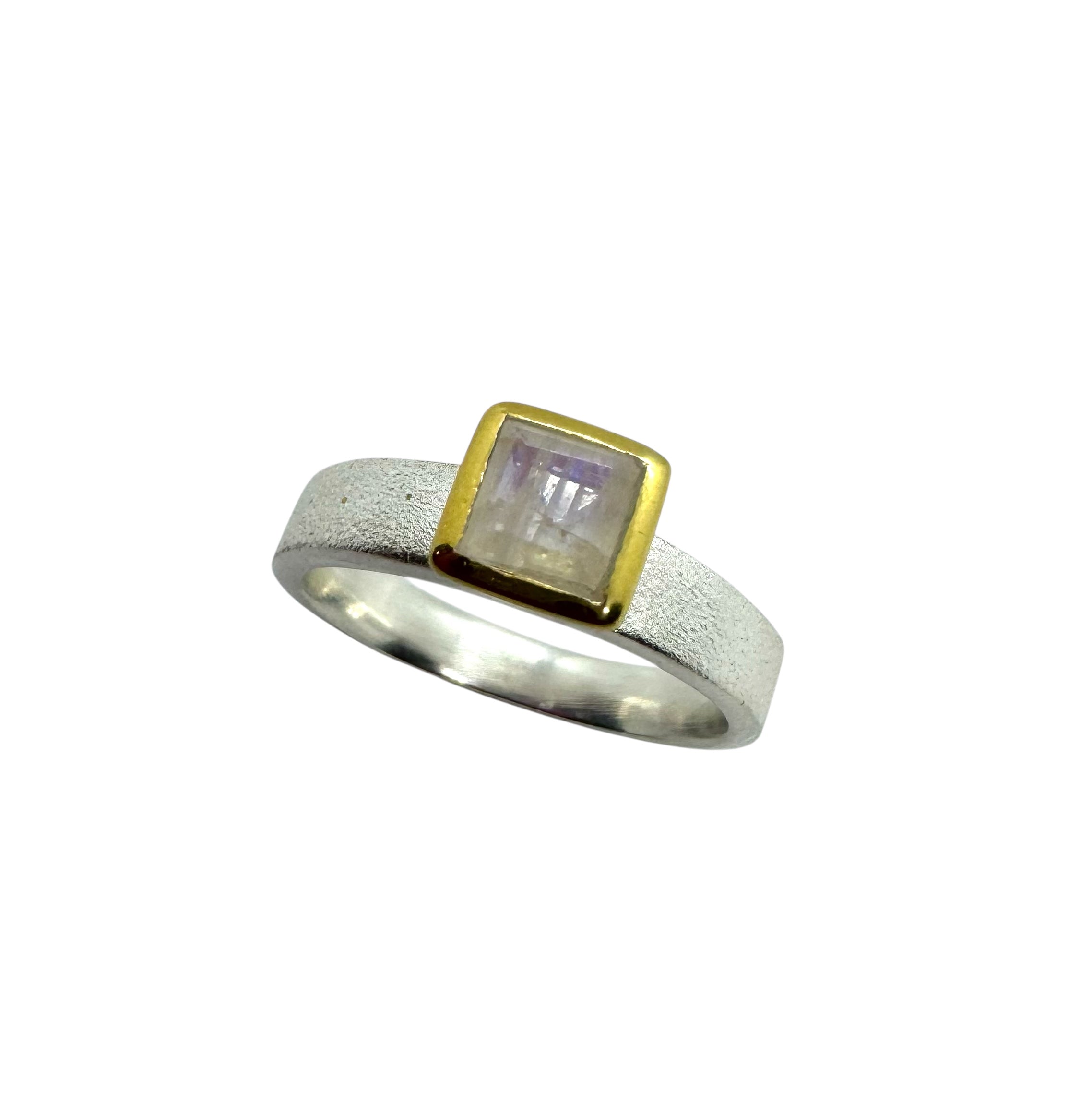 Anel quadrado de pedra da lua com detalhes em dourado e prateado