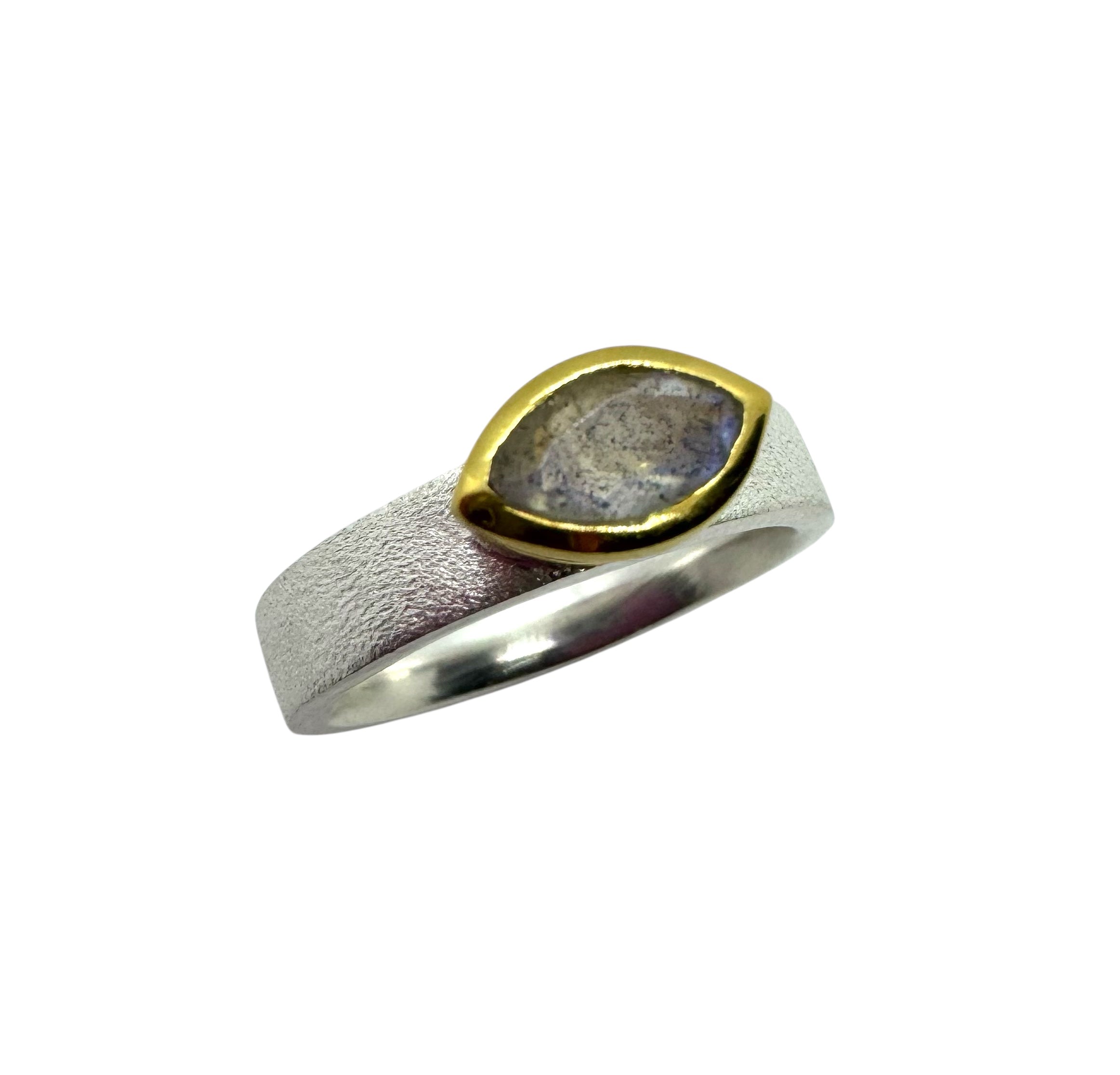 Anel marquise com pedra da lua e detalhes em prata dourada
