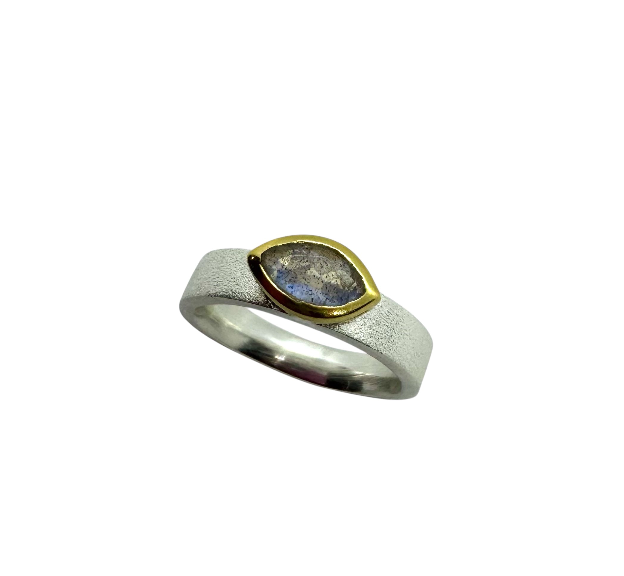 Anel marquise com pedra da lua e detalhes em prata dourada