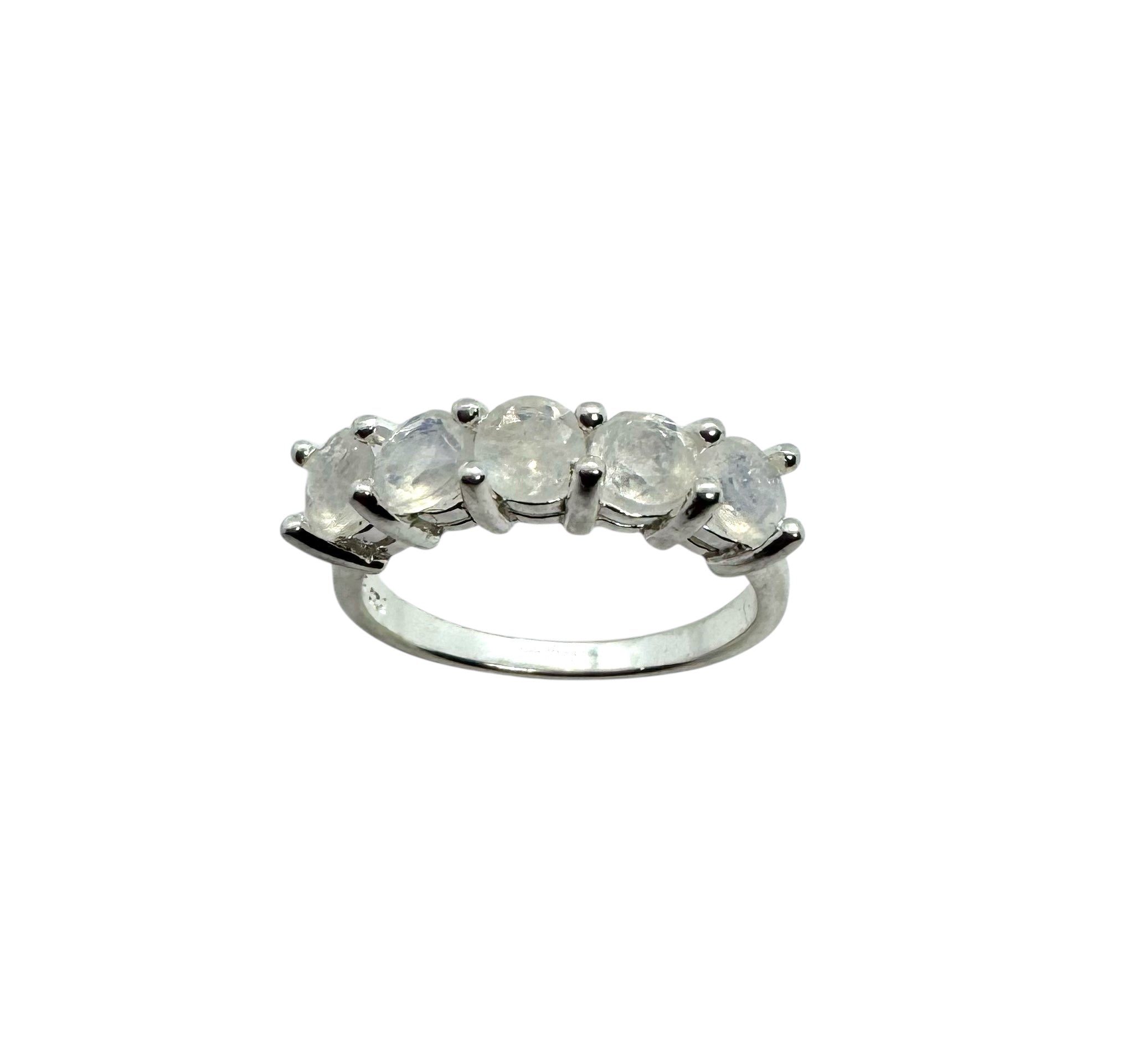 Anel com cinco pedras da lua e lapidação de diamantes