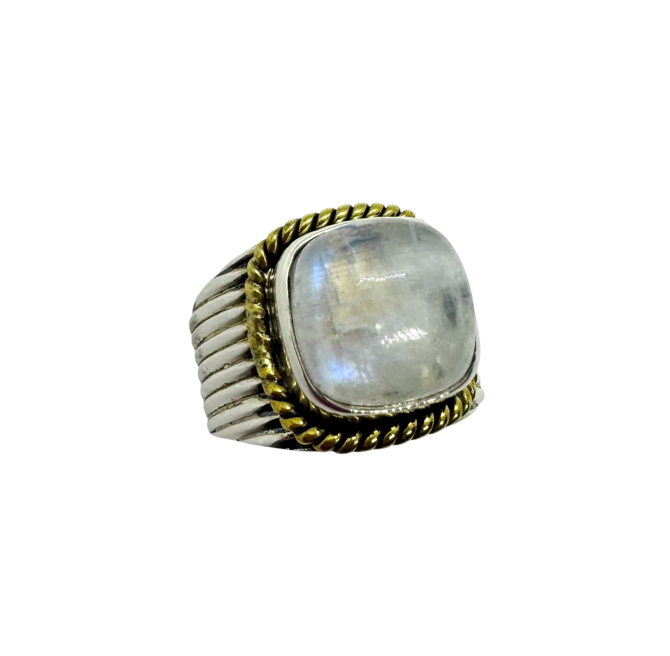 Anel Cabochão de Pedra da Lua com Detalhes em Latão Dourado